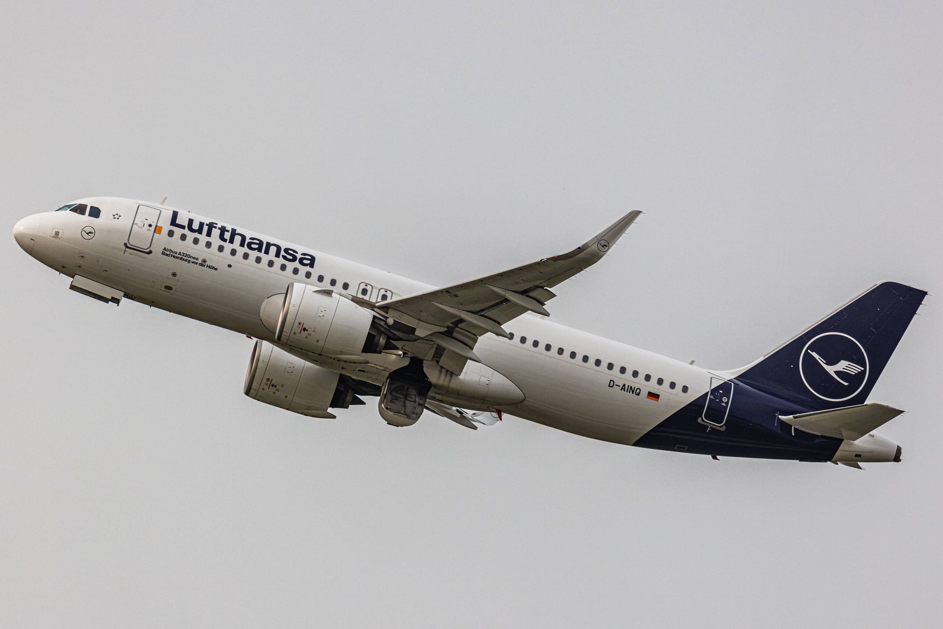Ein Airbus A320 der deutschen Fluggesellschaft Lufthansa (Symbolbild): Wegen schwerer Unwetter am Flughafen Frankfurt am Main wurden gleich mehrere Flüge nach Köln umgeleitet.