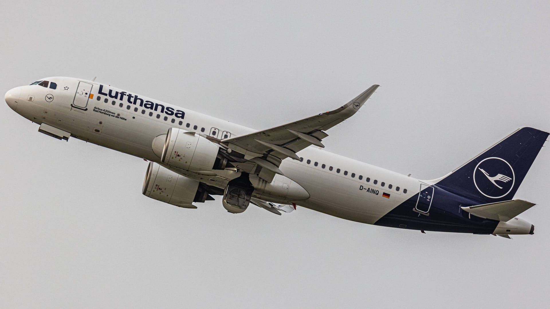 Ein Airbus A320 der deutschen Fluggesellschaft Lufthansa (Symbolbild): Wegen schwerer Unwetter am Flughafen Frankfurt am Main wurden gleich mehrere Flüge nach Köln umgeleitet. Ein Airbus A320 der deutschen Fluggesellschaft Lufthansa (Symbolbild): Wegen schwerer Unwetter am Flughafen Frankfurt am Main wurden gleich mehrere Flüge nach Köln umgeleitet.