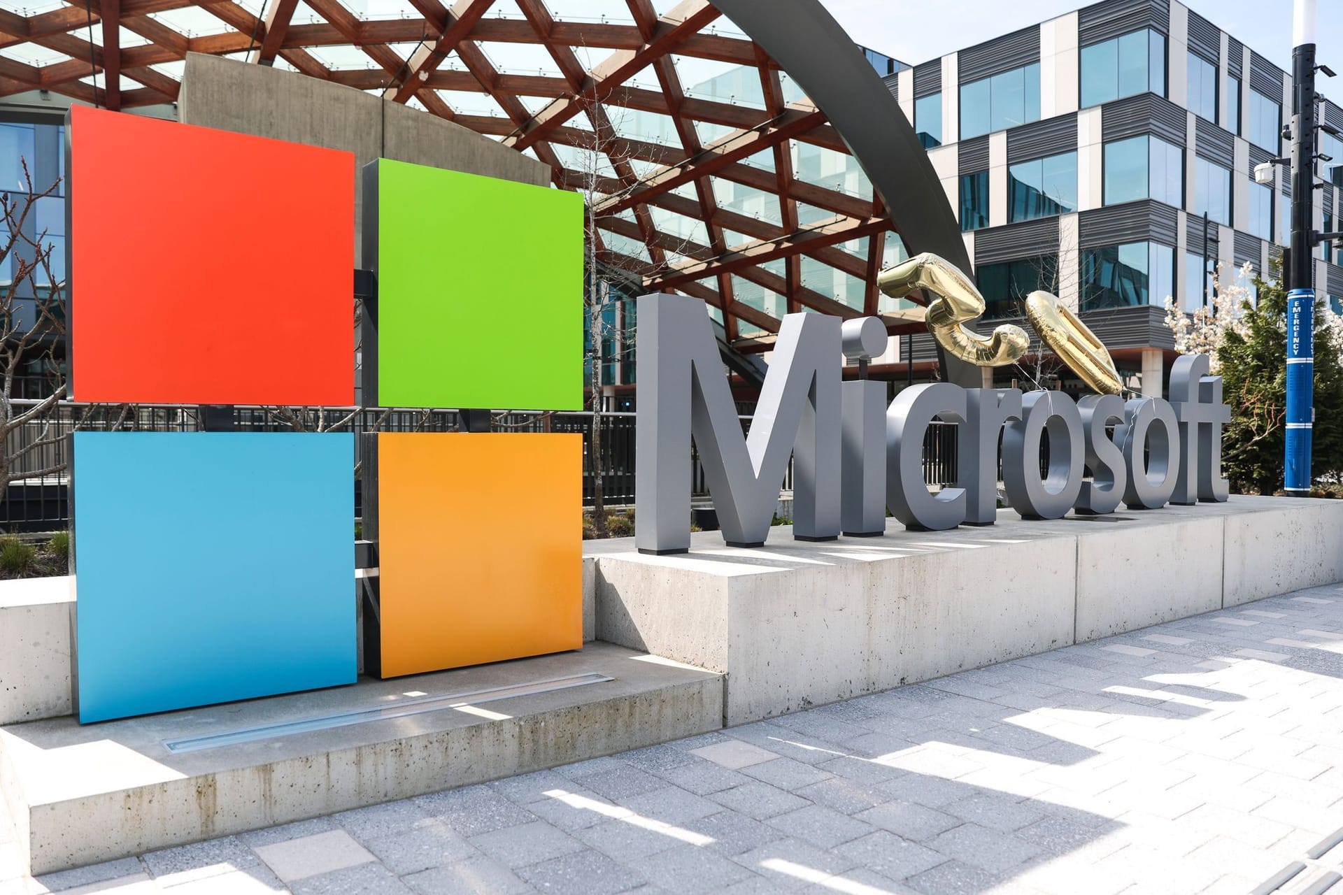 Earns Microsoft Earns Microsoft