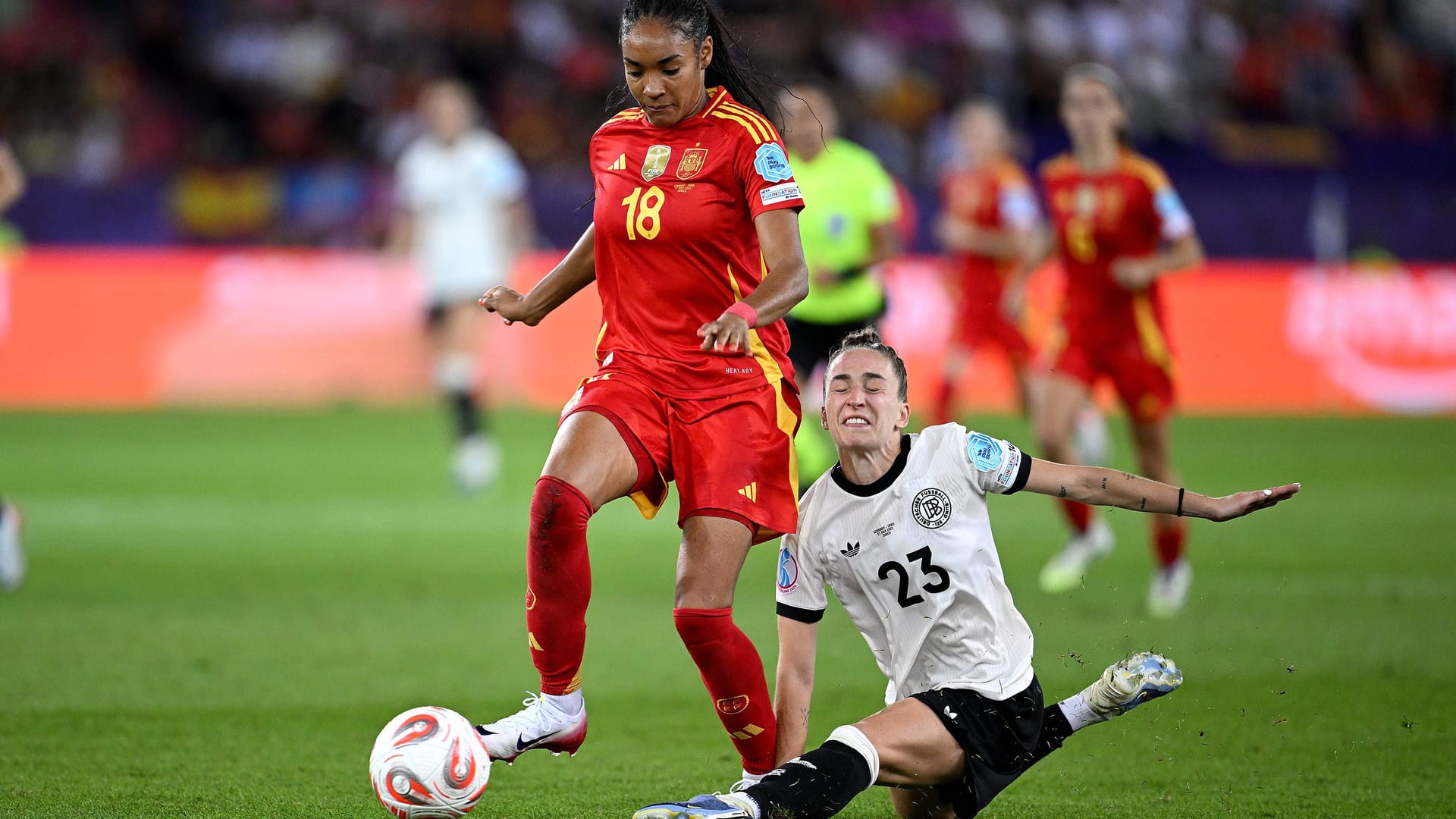Das sah nicht gut aus: Sophia Kleinherne bei ihrer schmerzhaften Grätsche gegen Spaniens Paralluelo.