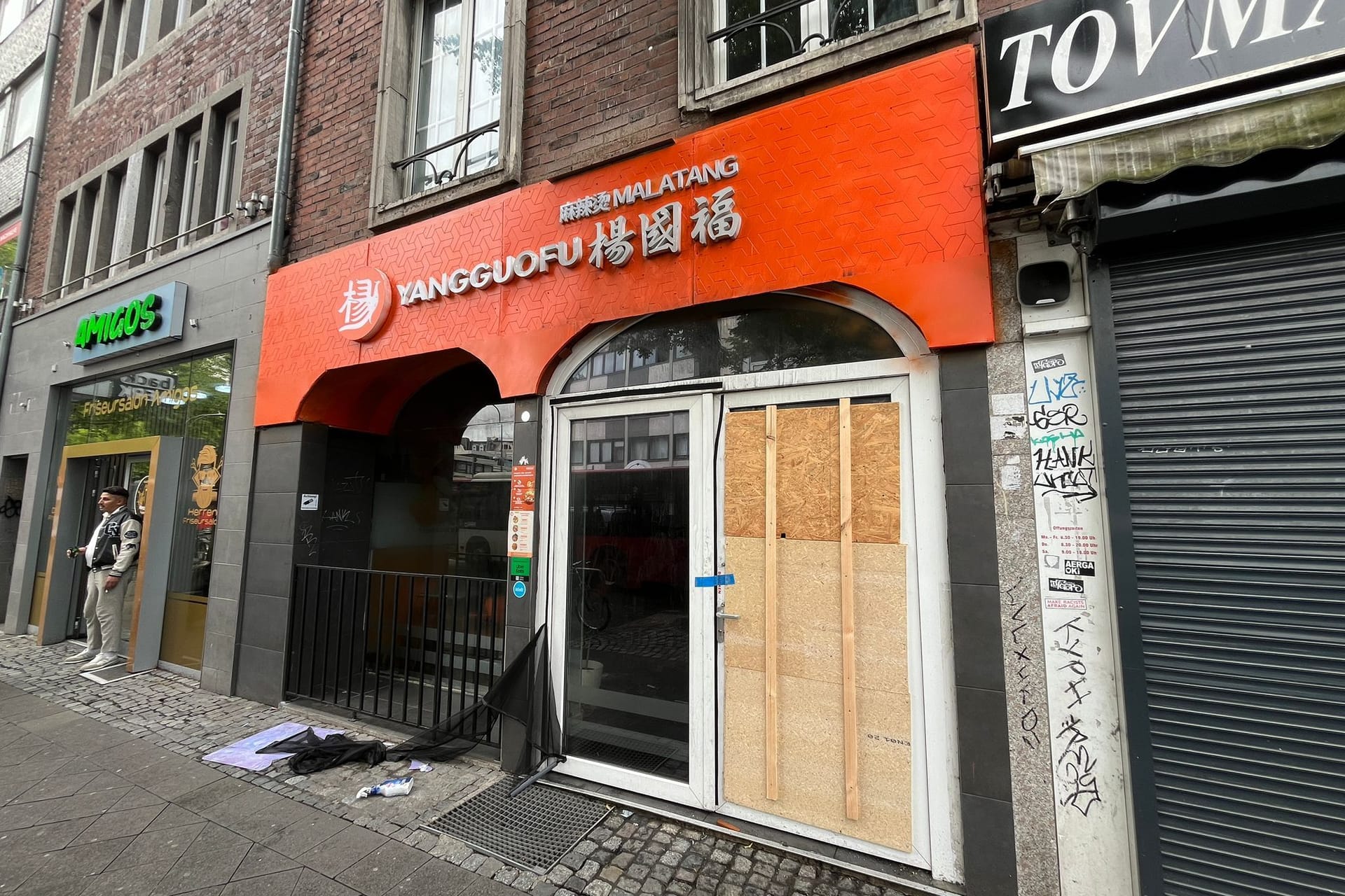Das Malatang Yangguofu Restaurant in der Peterstraße nach dem Feuer: In Aachen hat die Polizei 16 Menschen aus dem brennenden Haus gerettet.