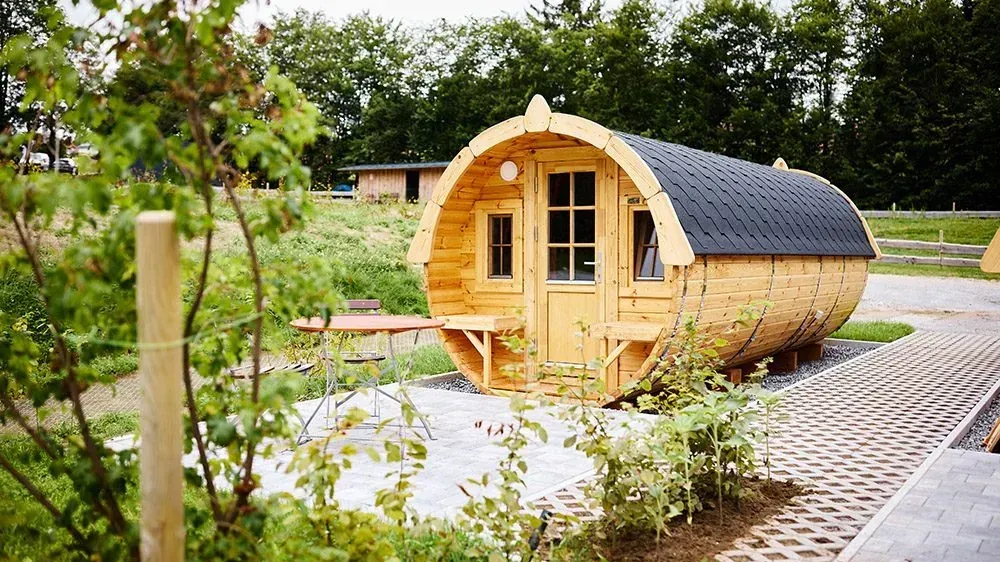 Schlaffass im Camping Resort Bayerwald: Die beheizbaren Unterkünfte in Waldkirchen bestehen aus Holz und bieten Platz für bis zu vier Personen.