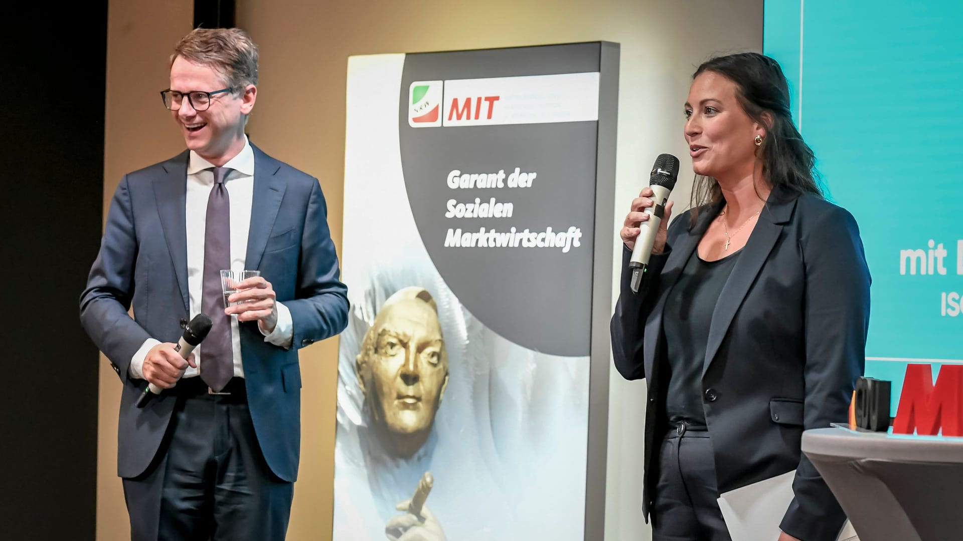 Nachwuchspolitikerin Caroline Bosbach präsentiert sich bei einer MIT-Veranstaltung im September 2024 mit CDU-Generalsekretär Carsten Linnemann: ein wichtiger Auftritt für den nächsten Karriereschritt.