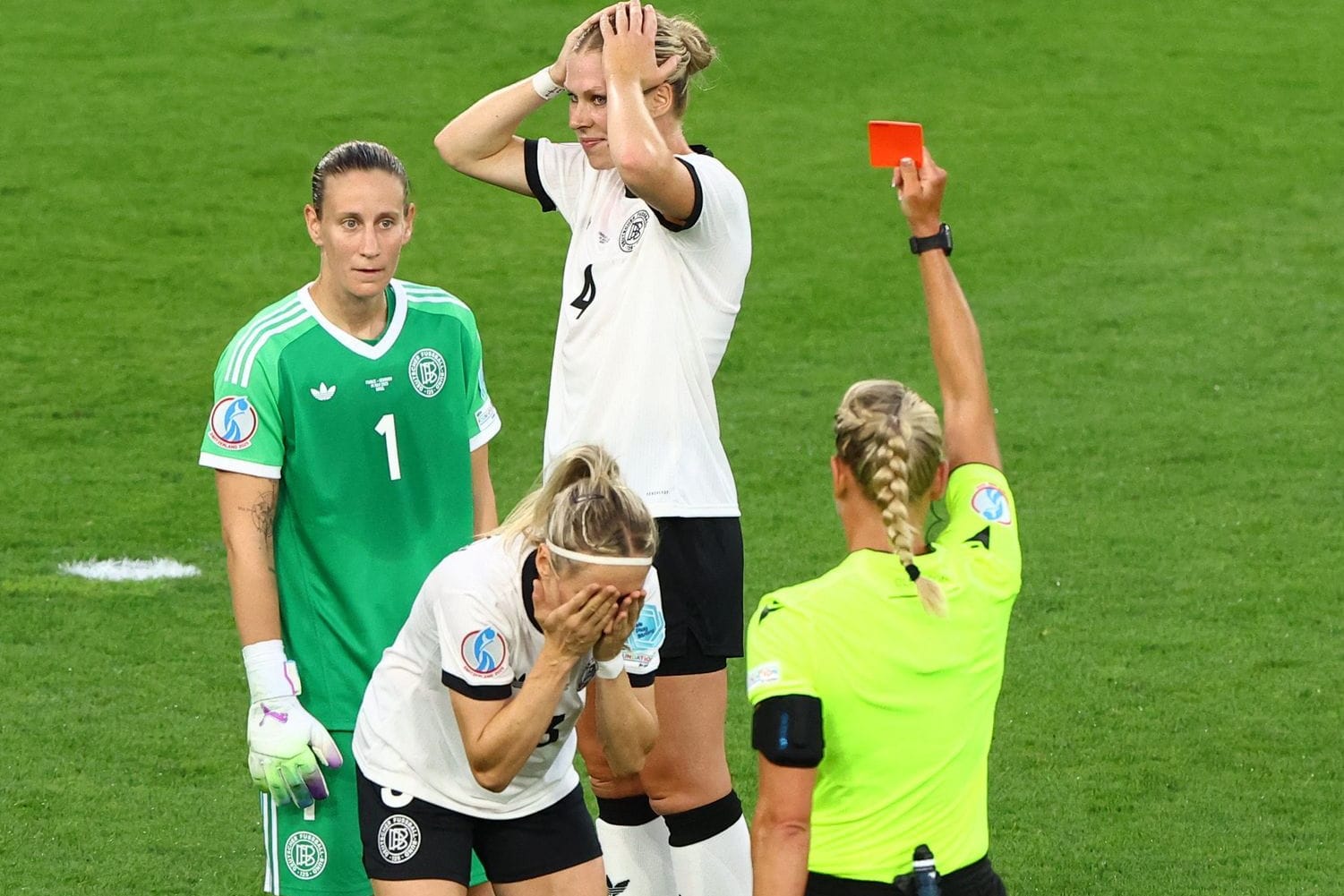 Rot: Schiedsrichterin Tess Olofsson stellt Kathrin Hendrich vom Platz, die DFB-Verteidigerin (li.) kann es nicht fassen.