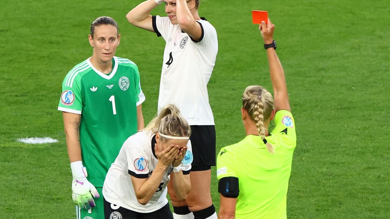 Rot: Schiedsrichterin Tess Olofsson stellt Kathrin Hendrich vom Platz, die DFB-Verteidigerin (li.) kann es nicht fassen.