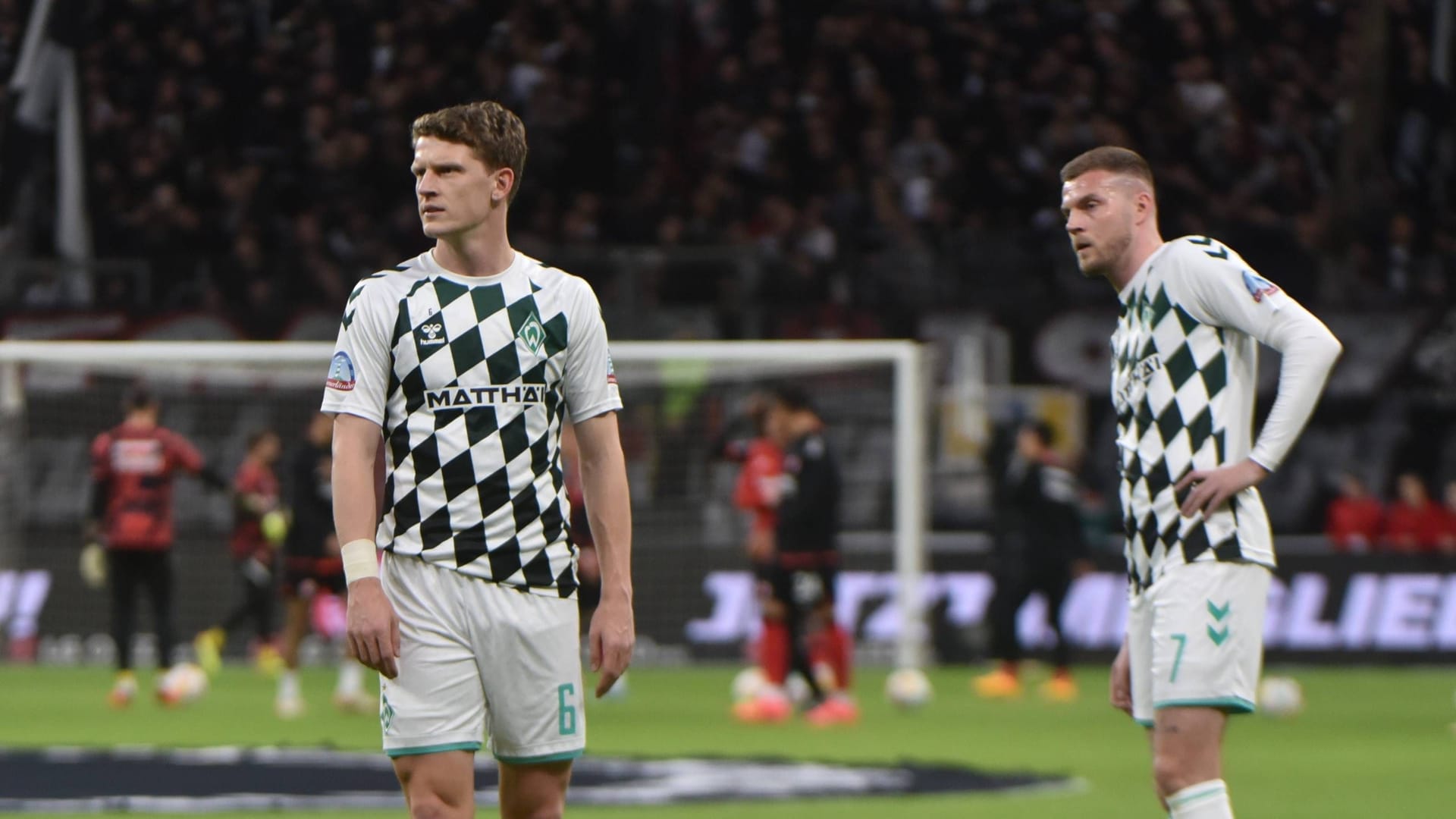 Jens Stage (links) und Marvin Duksch bei einem Werder-Spiel (Archivfoto): Beide werden den Bremern für Wochen fehlen.
