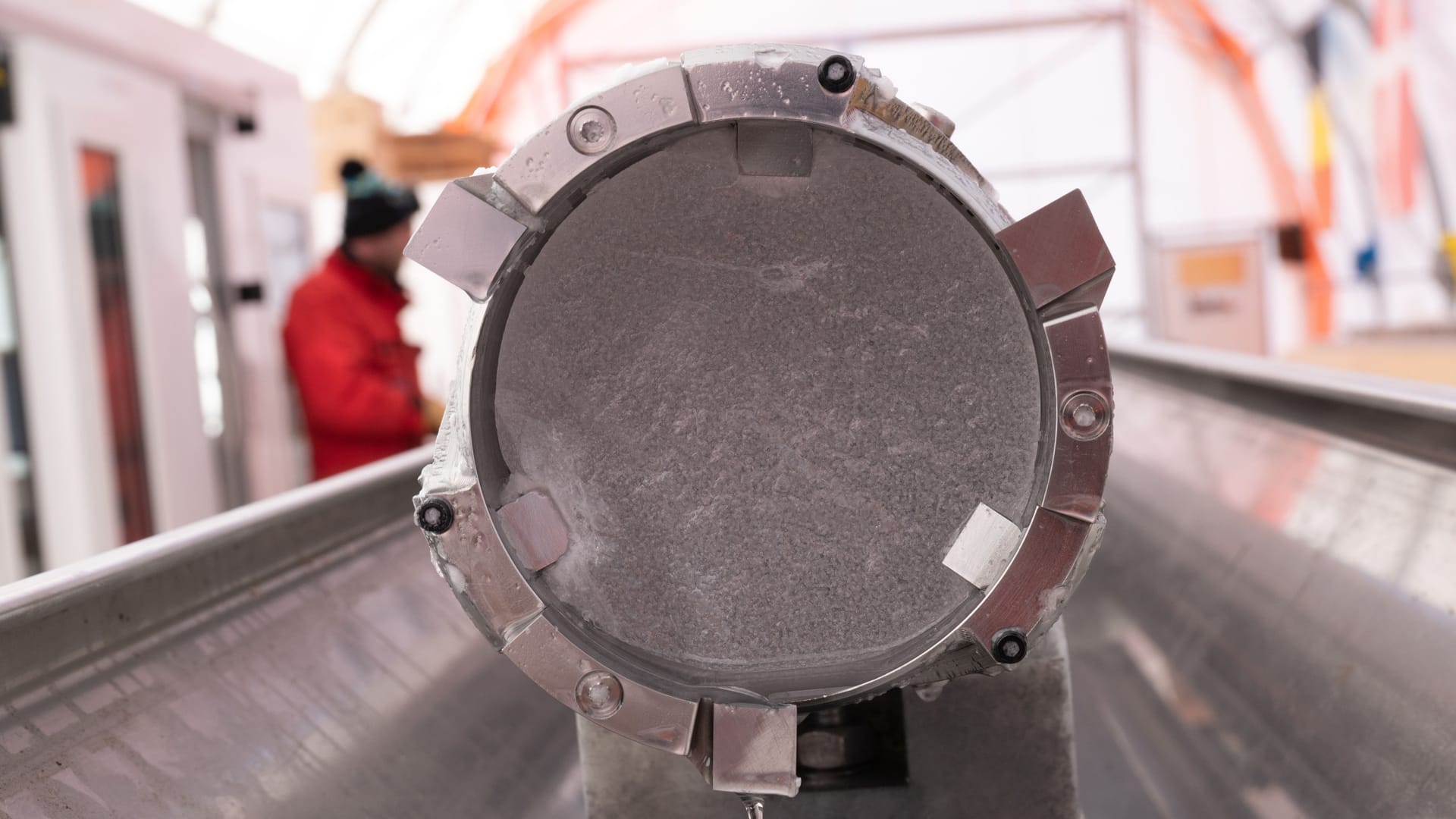 Sensation aus der Tiefe: Der bislang älteste Eiskern der Erde ermöglicht es der Forschung, rund 1,2 Millionen Jahre in die Vergangenheit zu blicken.