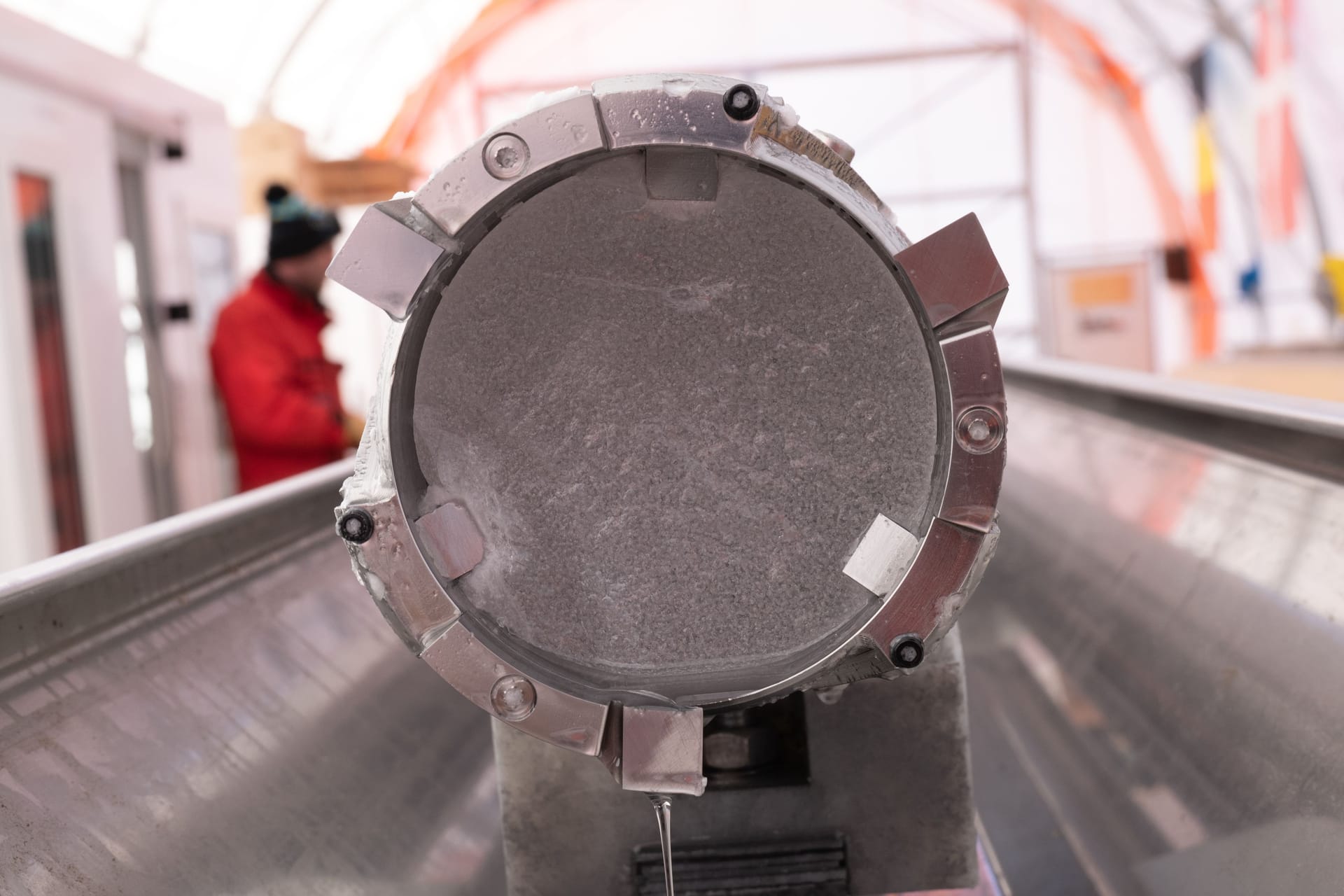 Sensation aus der Tiefe: Der bislang älteste Eiskern der Erde ermöglicht es der Forschung, rund 1,2 Millionen Jahre in die Vergangenheit zu blicken.
