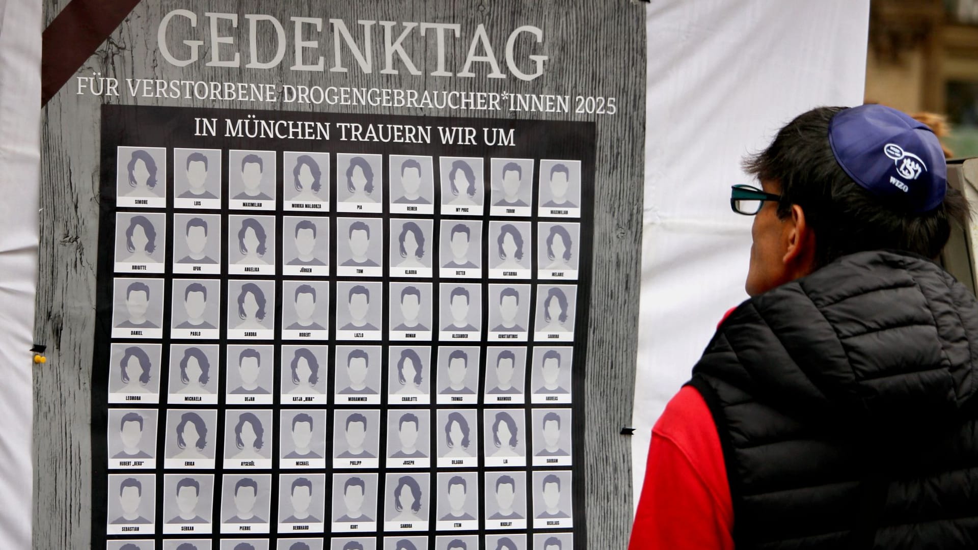Auf einem großen Plakat auf dem Marienplatz sind die Vornamen sämtlicher Drogentoter in München im Jahr 2025 aufgelistet.