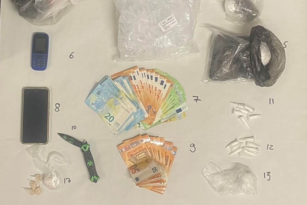 Die Polizei stellte Handys, Bargeld, Waffen und Drogen sicher.