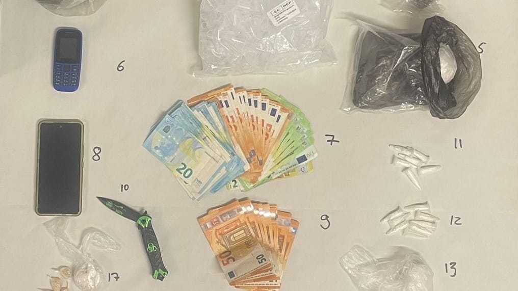 Die Polizei stellte Handys, Bargeld, Waffen und Drogen sicher.