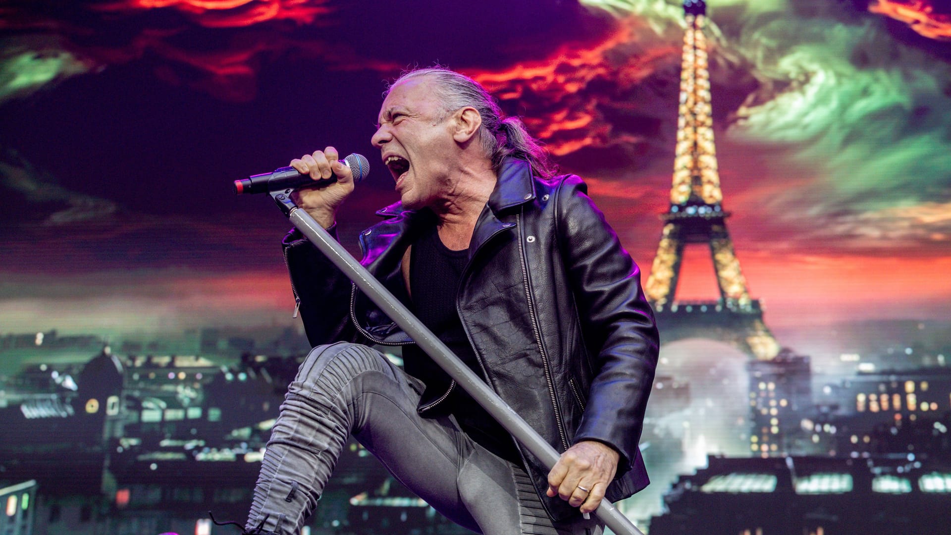 Sänger Bruce Dickinson bei einem Auftritt: Iron Maiden war bereits 2022 in Bremen.