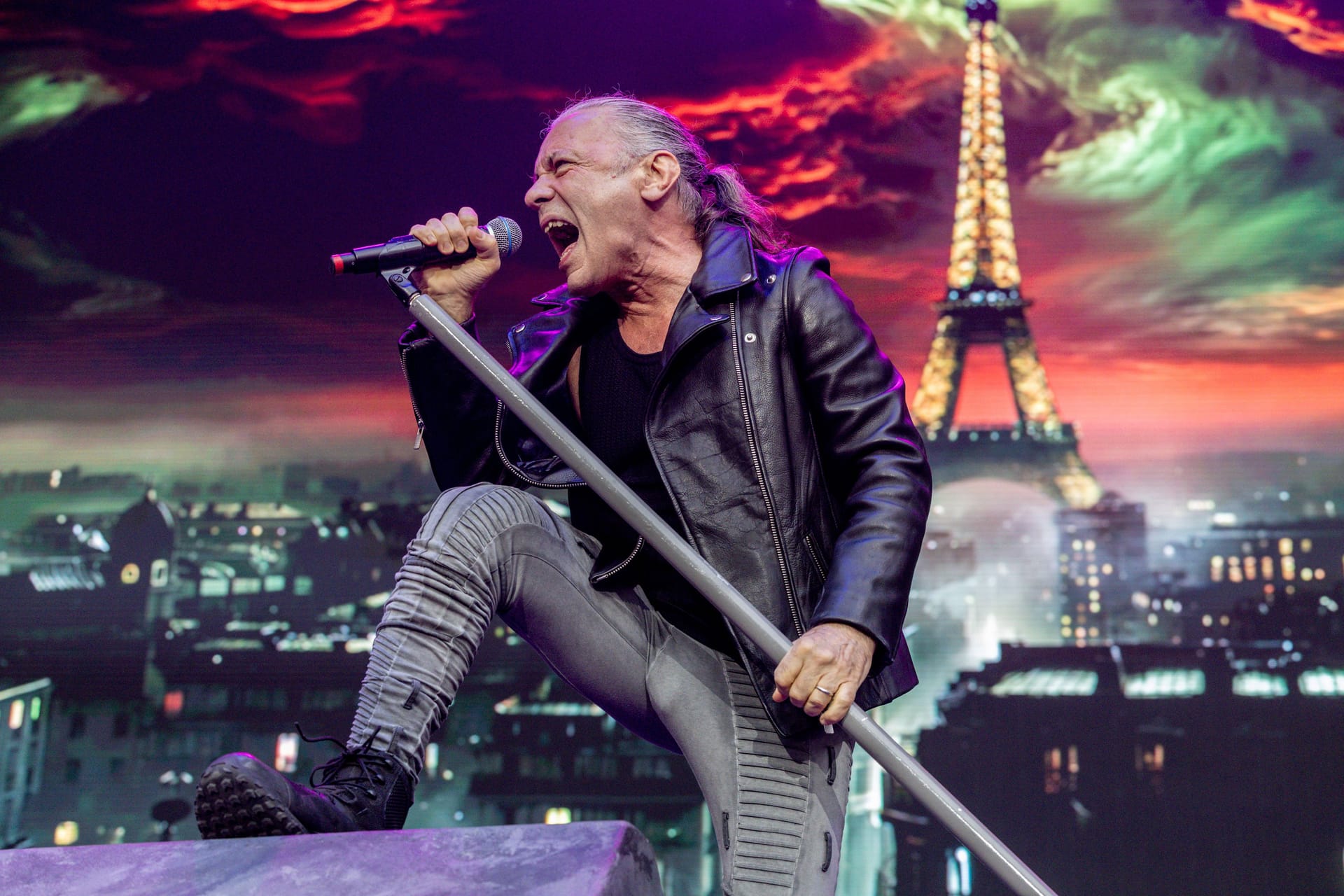 Sänger Bruce Dickinson bei einem Auftritt: Iron Maiden war bereits 2022 in Bremen.