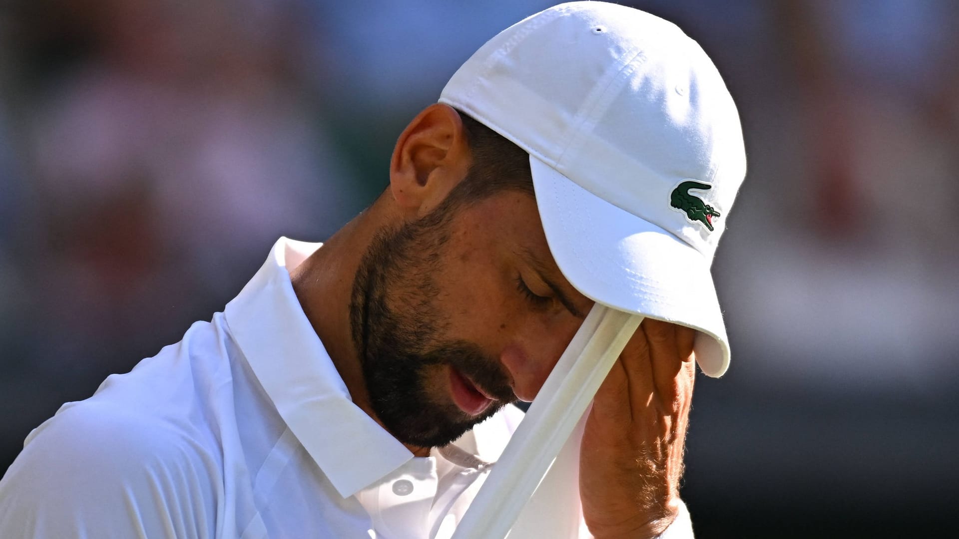 Chancenlos: Novak Djoković im Halbfinale von Wimbledon gegen Jannik Sinner.