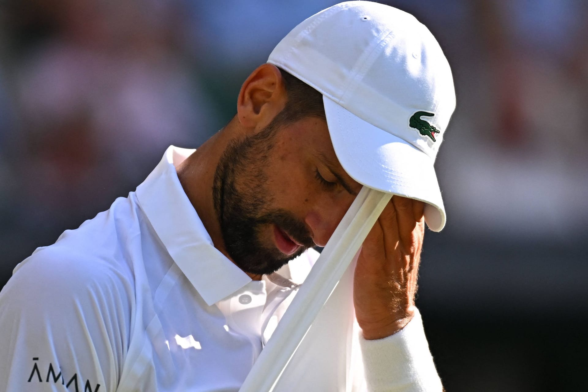 Chancenlos: Novak Djoković im Halbfinale von Wimbledon gegen Jannik Sinner.