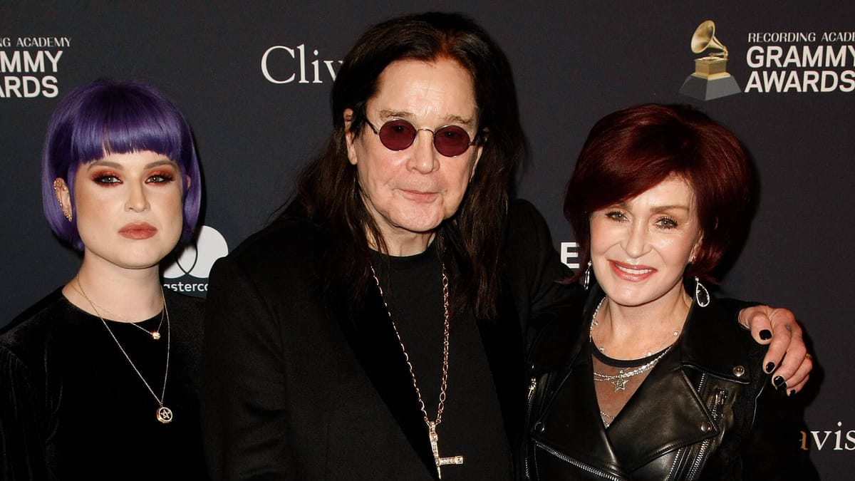 Paramedici ure in ure reševali Ozzyja Osbourneja, pristal reševalni helikopter