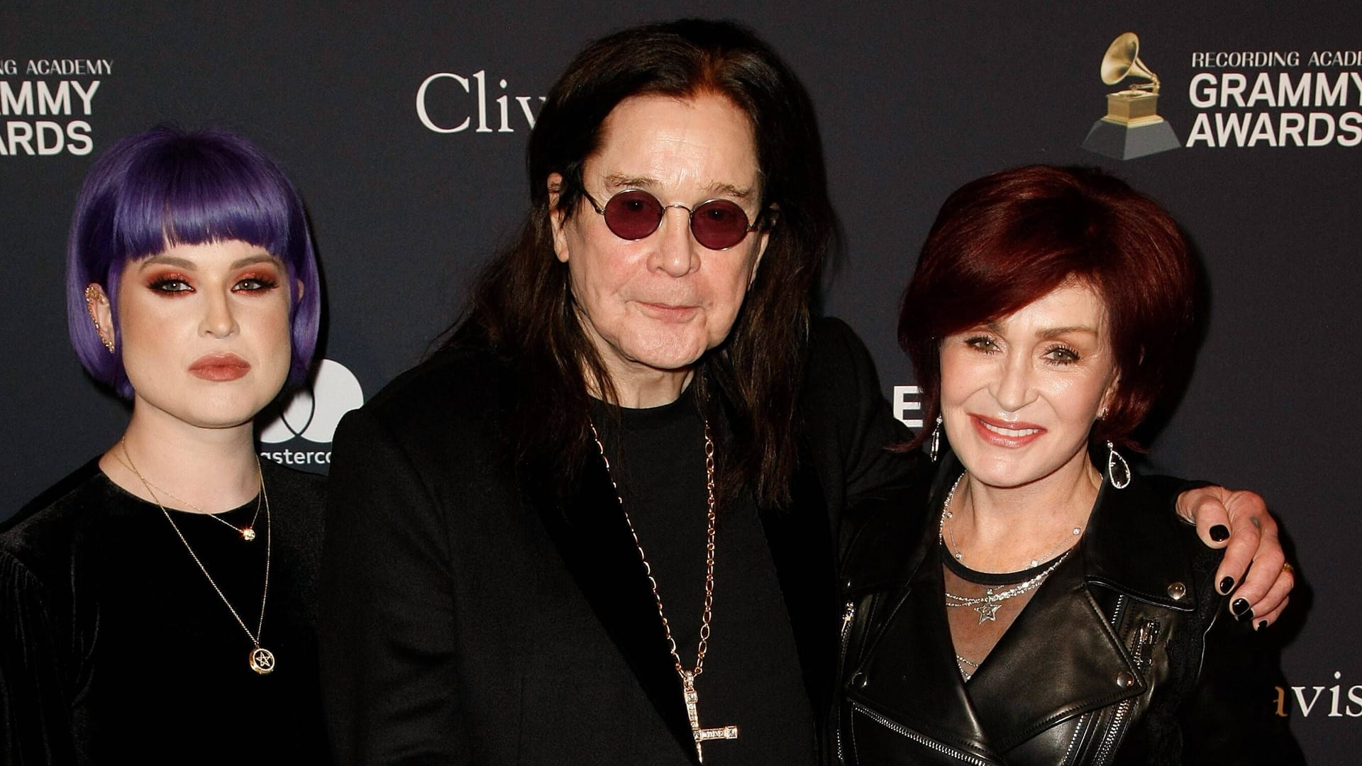 Ozzy Osbourne (M.) mit seiner Frau Sharon (r.) und Tochter Kelly im Jahr 2020 in Los Angeles.