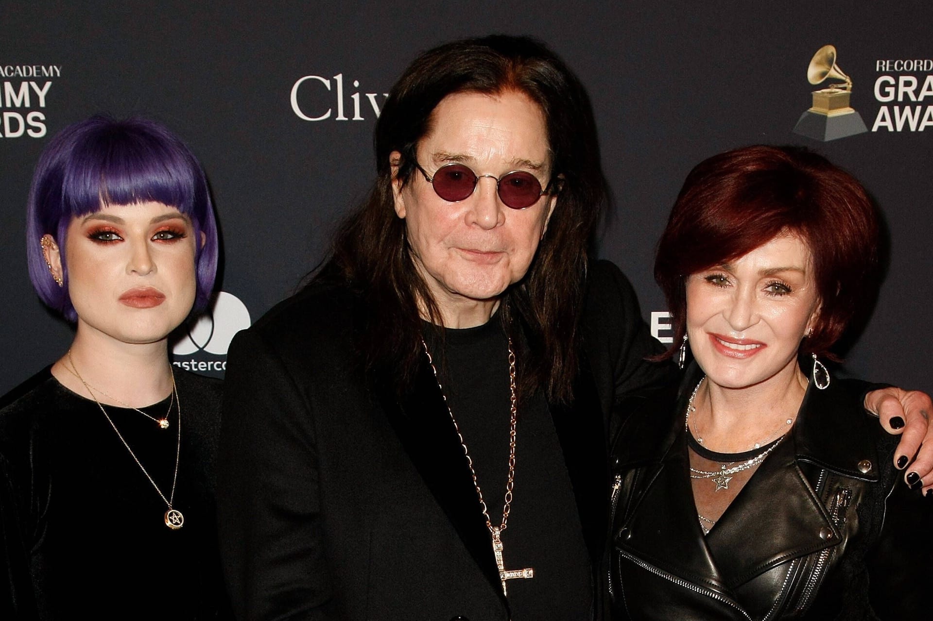 Ozzy Osbourne (M.) mit seiner Frau Sharon (r.) und Tochter Kelly im Jahr 2020 in Los Angeles.