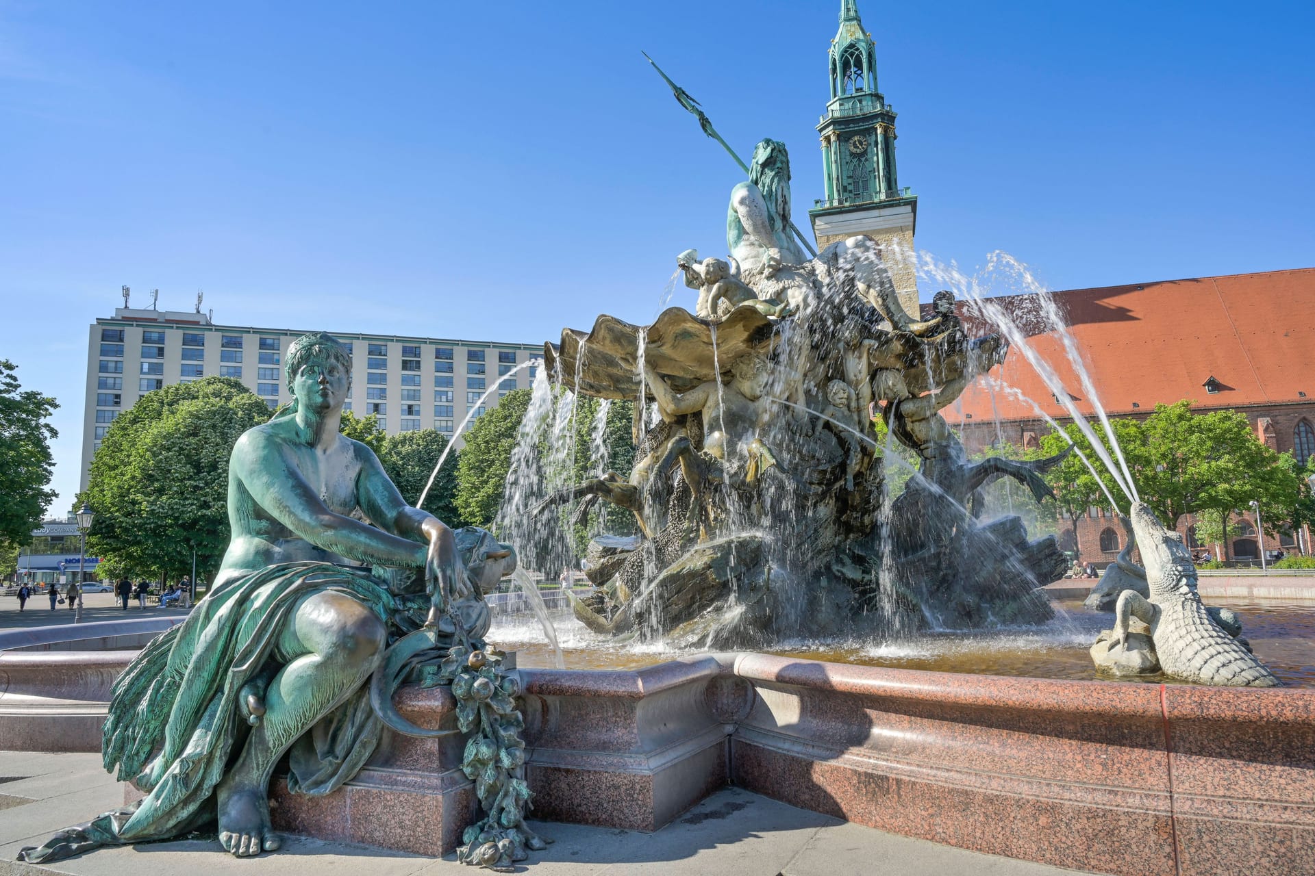 Neptunbrunnen in Mitte (Archivbild): Die Grünen fordern, dass in Berlin Zierbrunnen zum PLanschen freigegeben werden.
