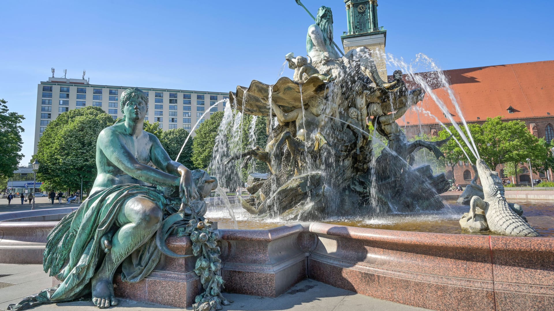Neptunbrunnen in Mitte (Archivbild): Die Grünen fordern, dass in Berlin Zierbrunnen zum PLanschen freigegeben werden.