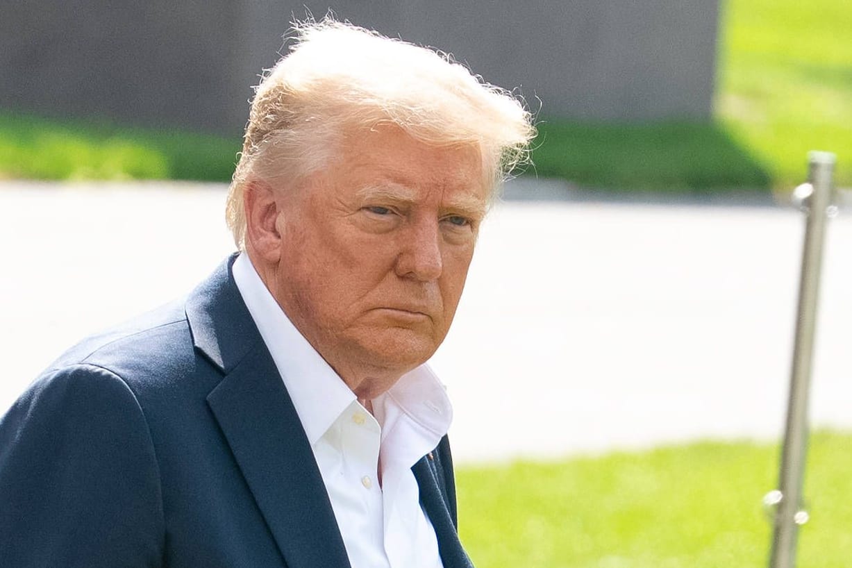 Donald Trump am Weißen Haus: Er kündigte Zölle in Höhe von 30 Prozent gegen die EU an. (Archivbild)