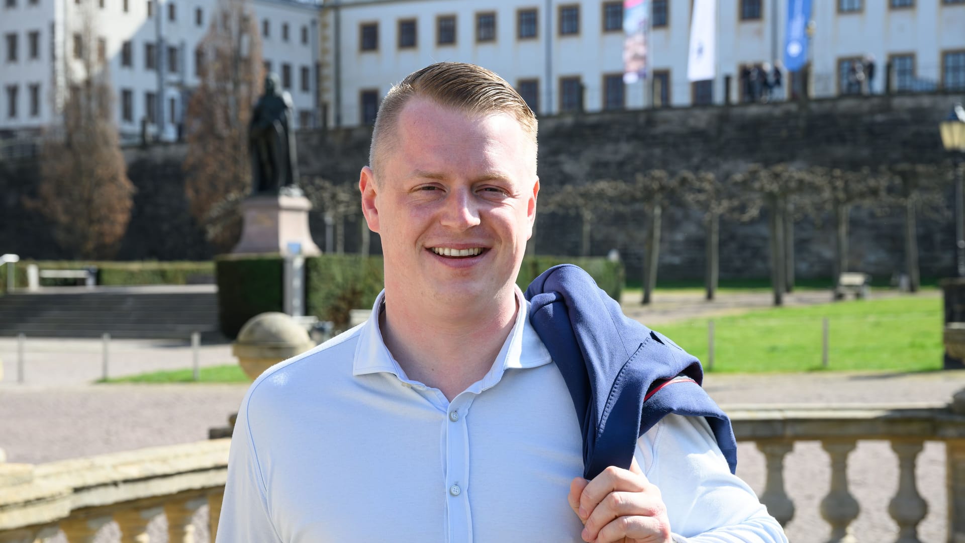 Der Grünen-Politiker Felix Kalbe posiert in Gotha für ein Foto.