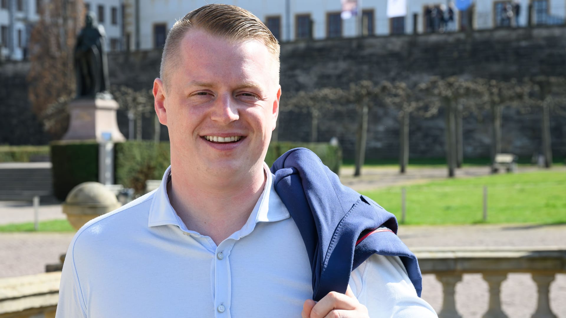 Der Grünen-Politiker Felix Kalbe posiert in Gotha für ein Foto.
