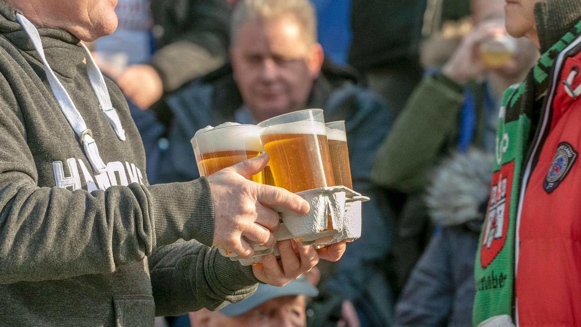 Bier in der Heinz-von-Heiden-Arena: Der Caterer hat die Preise erhöht.
