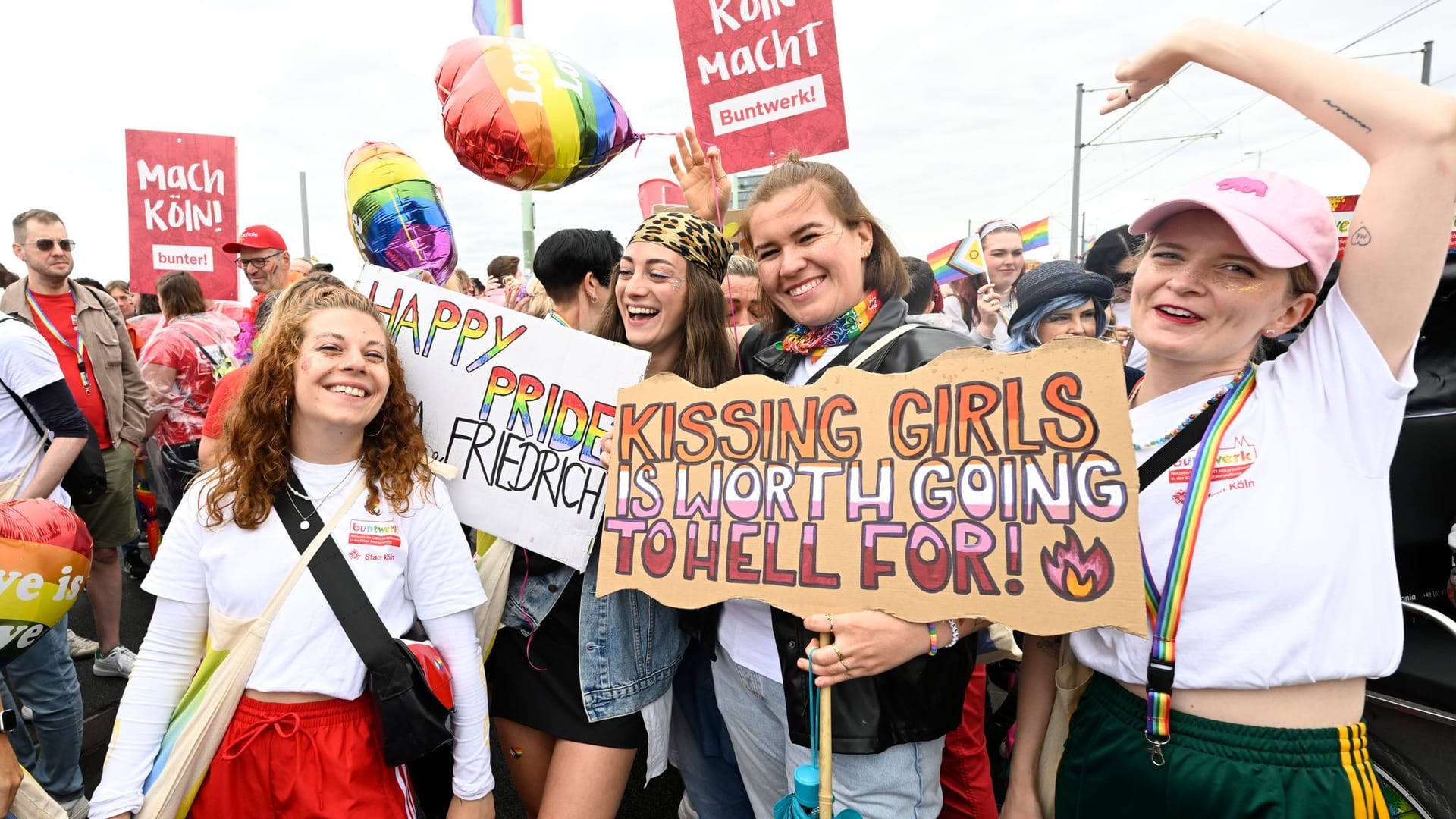 Teilnehmerinnen beim CSD in Köln: 1,1 Millionen Menschen waren unterwegs – auch der FC Köln war dabei.