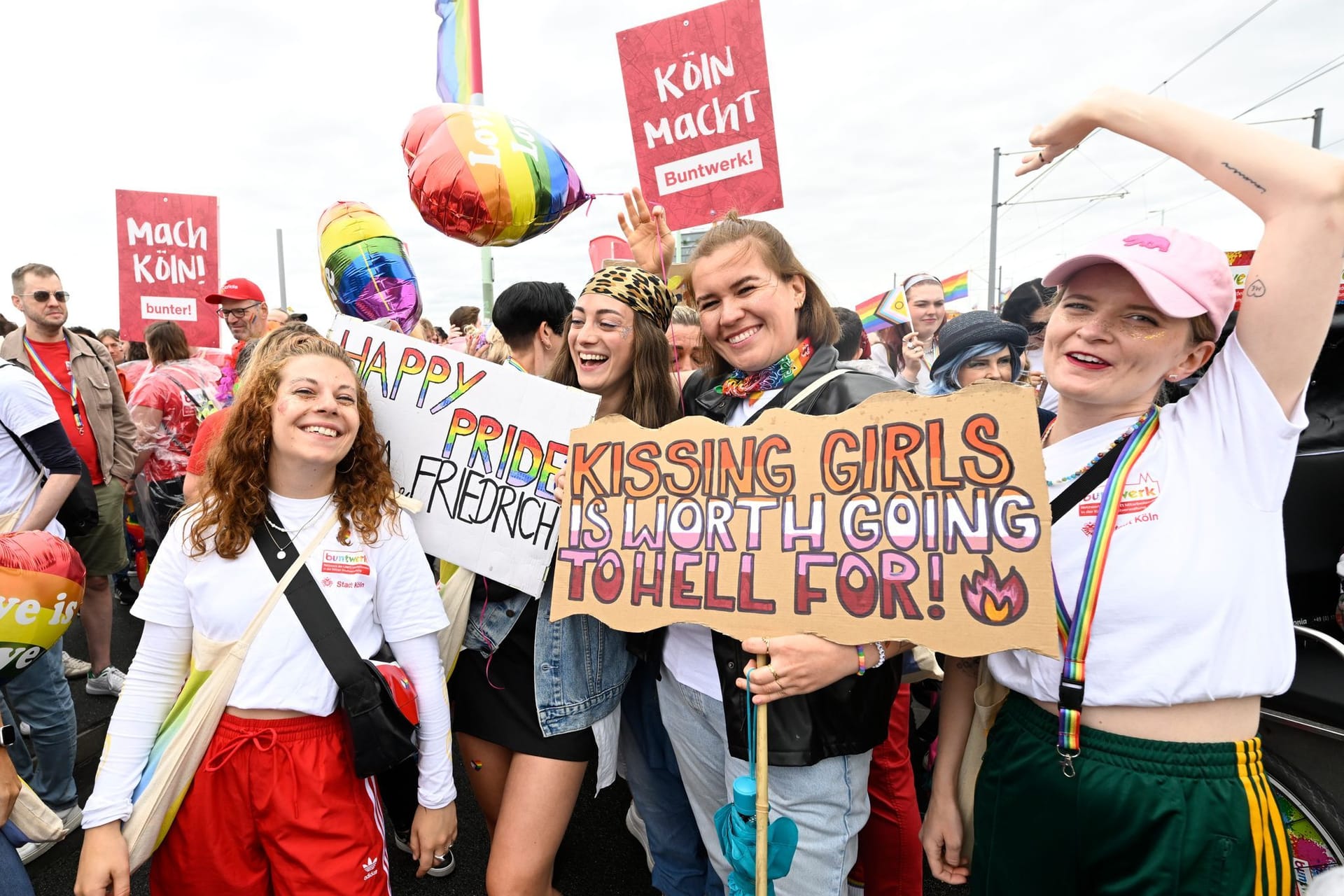 Teilnehmerinnen beim CSD in Köln: 1,1 Millionen Menschen waren unterwegs – auch der FC Köln war dabei.