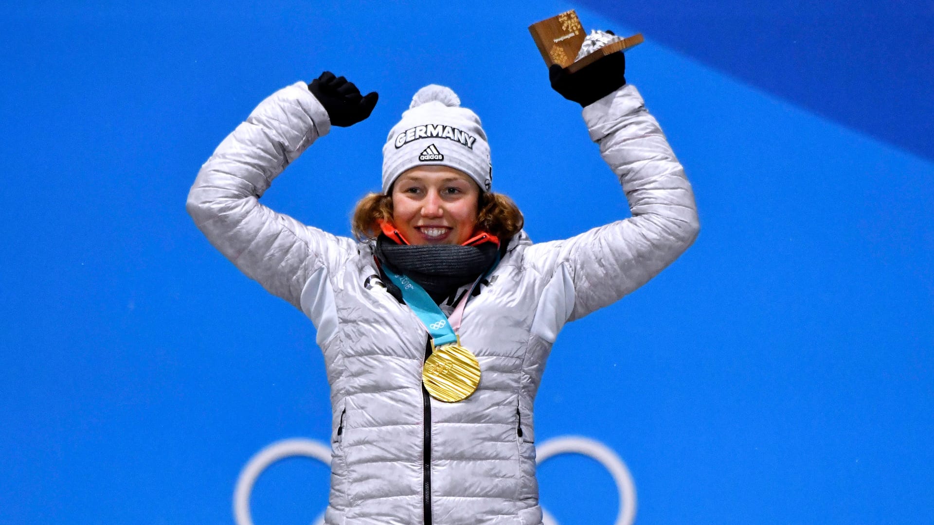 Laura Dahlmeier mit ihrer Goldmedaille bei den Olympischen Spielen von Pyeongchang.