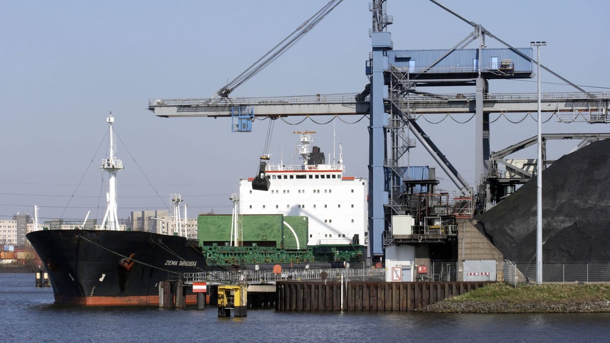 Kran potopil vlečno ladjo v industrijskem pristanišču v Bremnu