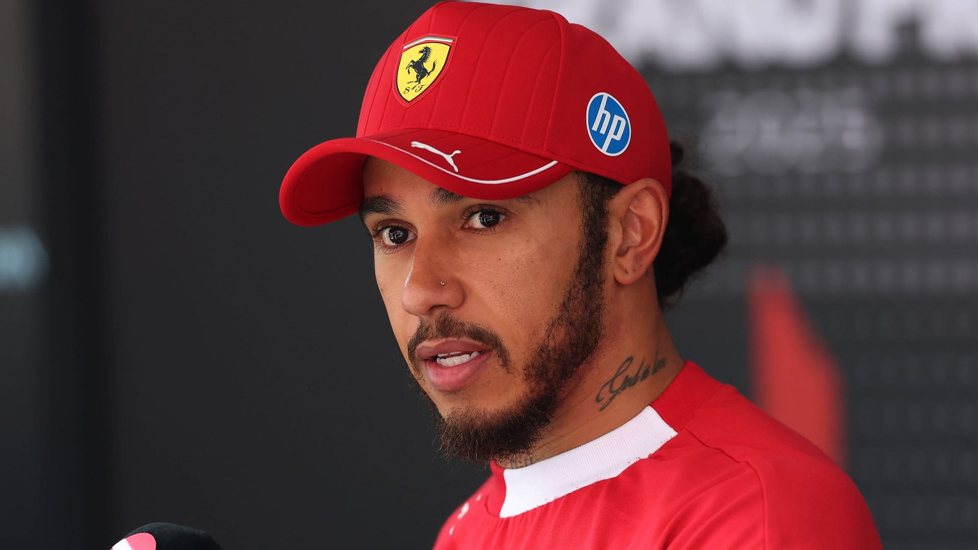 Unglücklich: Lewis Hamilton am Samstag des Rennwochenendes in Belgien.