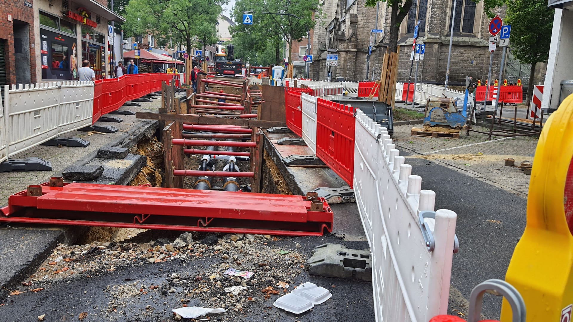 Kein Durchkommen für Autos: Der Bereich um die Pontstraße ist seit Mai eine Baustelle. Kein Durchkommen für Autos: Der Bereich um die Pontstraße ist seit Mai eine Baustelle.