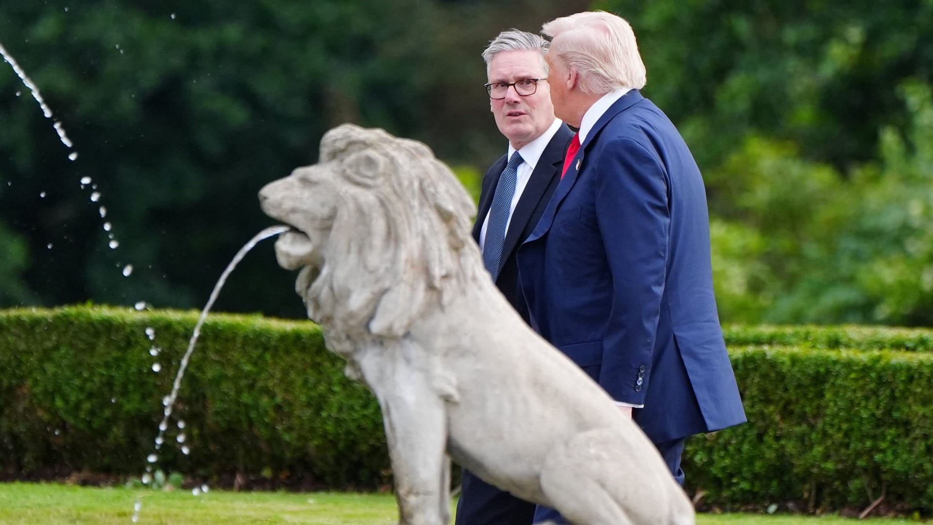 Plätschert schön: Starmer und Trump auf der Golfanlage Trumps im schottischen Aberdeen.