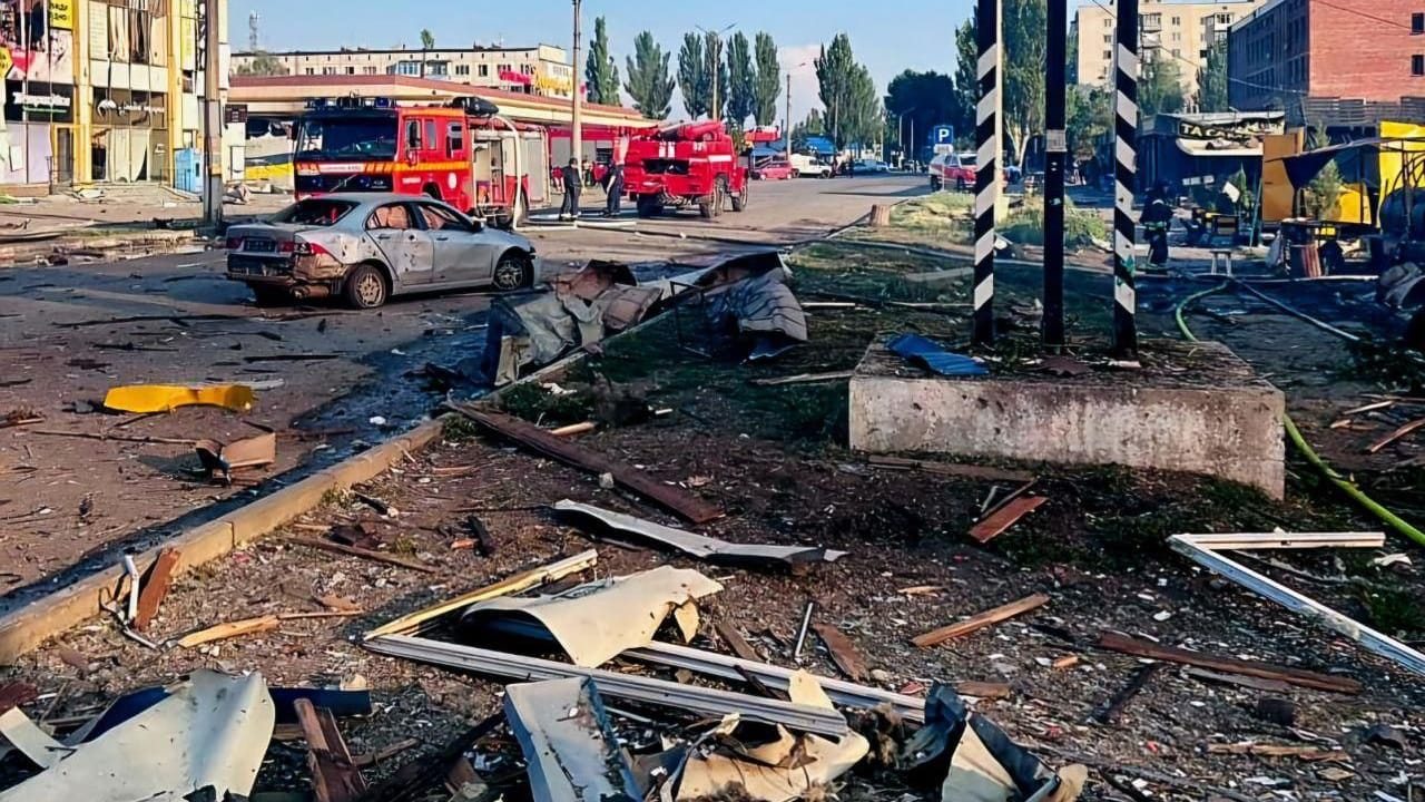 Zerstörung in der Innenstadt von Dobropillja im Osten der Ukraine: Mindestens zwei Menschen starben bei dem Angriff am Mittwochmittag. Zerstörung in der Innenstadt von Dobropillja im Osten der Ukraine: Mindestens zwei Menschen starben bei dem Angriff am Mittwochmittag.