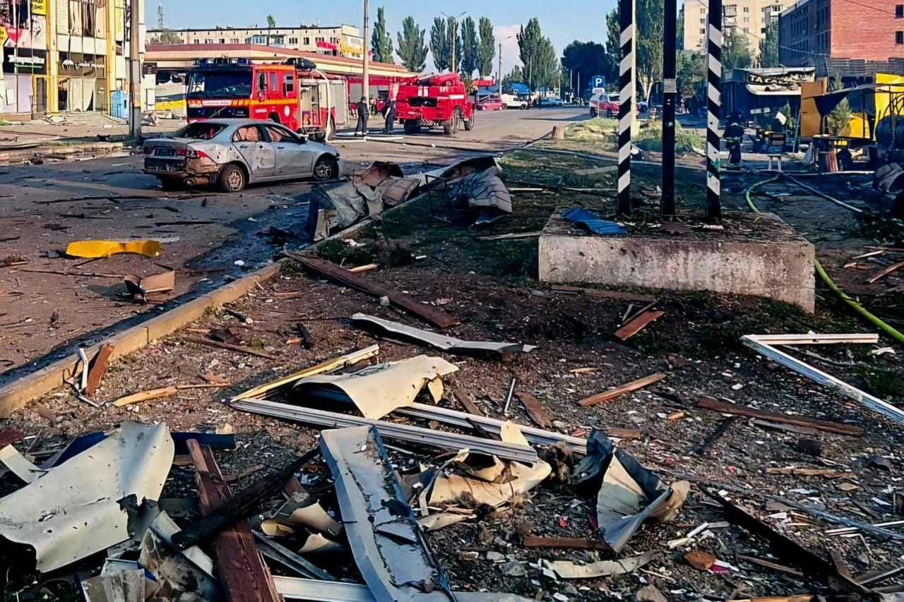 Zerstörung in der Innenstadt von Dobropillja im Osten der Ukraine: Mindestens zwei Menschen starben bei dem Angriff am Mittwochmittag.