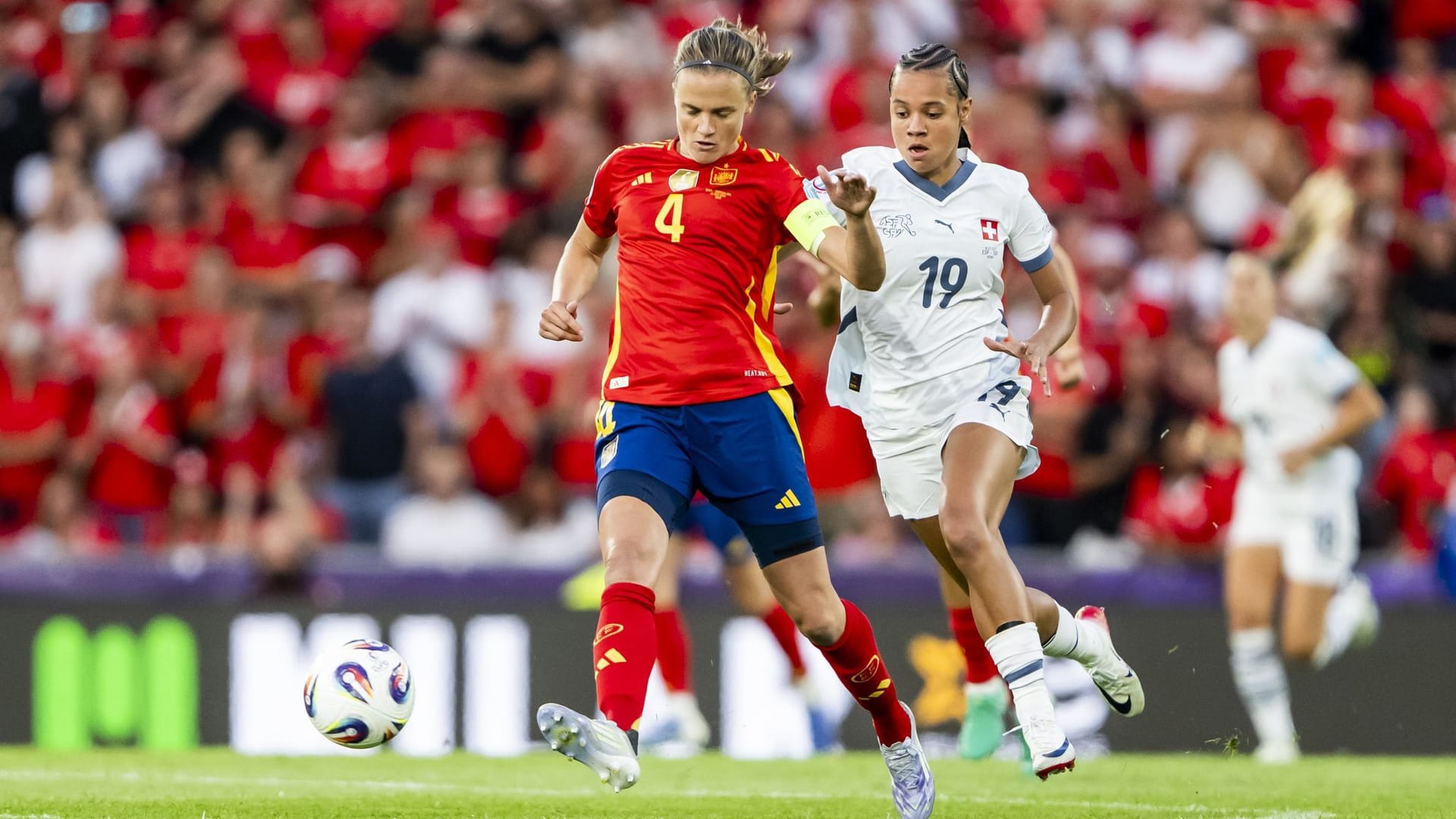 Irene Paredes (l)