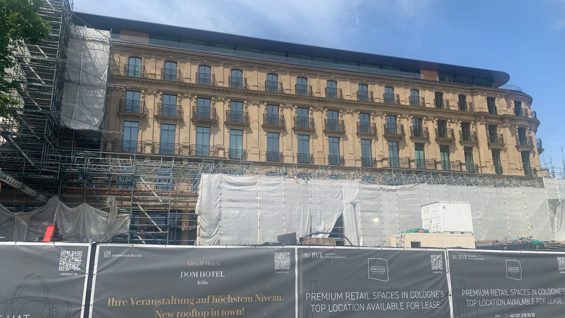 Das Dom Hotel auf dem Roncalliplatz: Die eindrucksvolle Fassade lässt sich bereits erkennen.