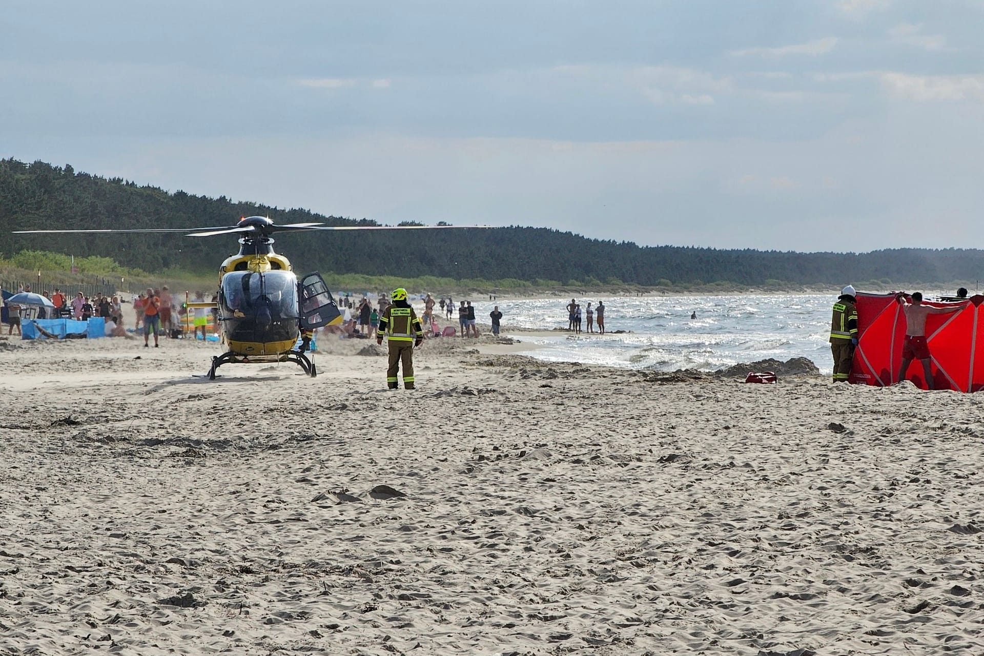 Ein Rettungshubschrauber landet am Strand von Misdroy: Für einen 35-jährigen Deutschen konnten die Helfer nichts mehr tun.