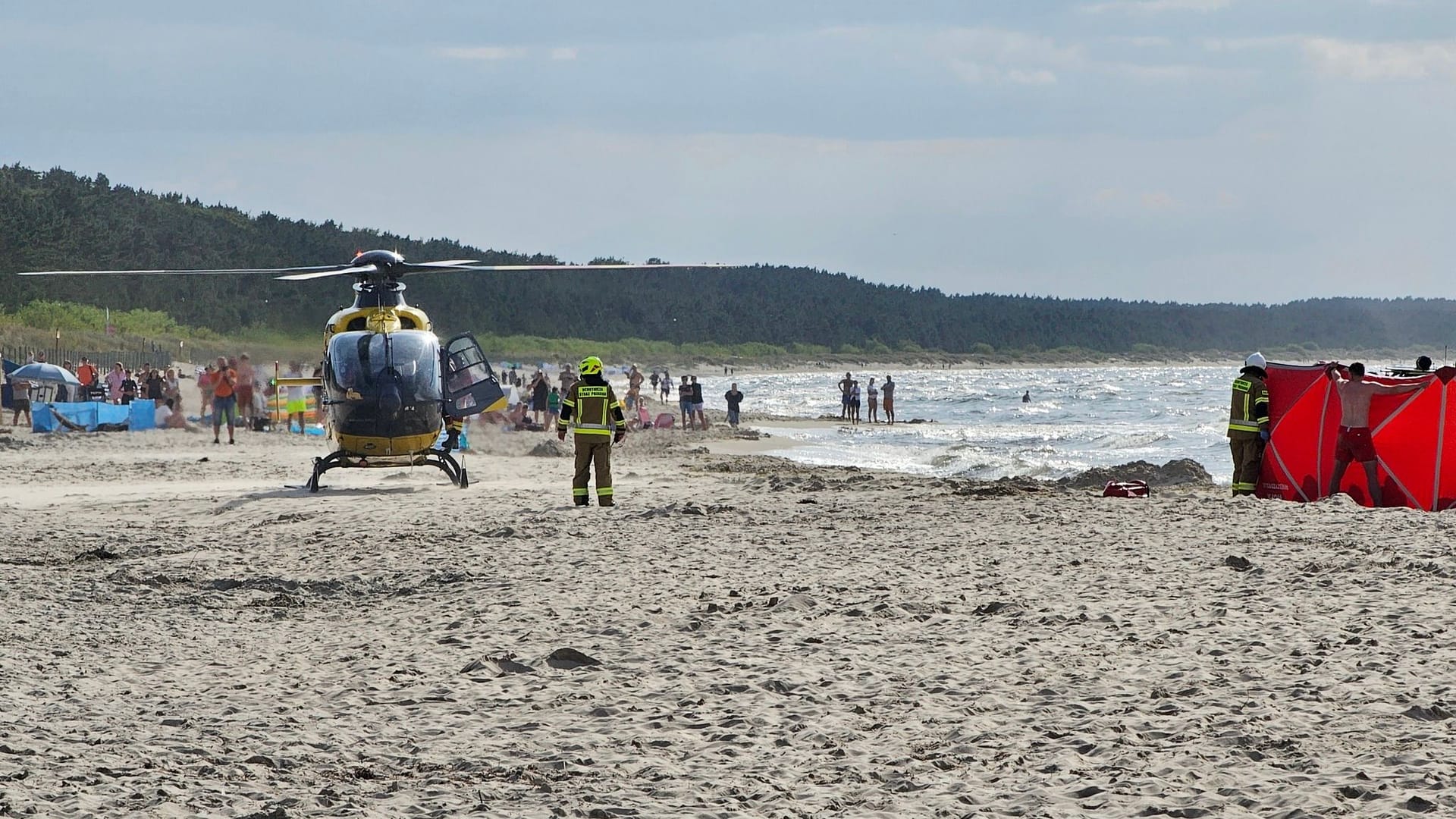 Ein Rettungshubschrauber landet am Strand von Misdroy: Für einen 35-jährigen Deutschen konnten die Helfer nichts mehr tun.