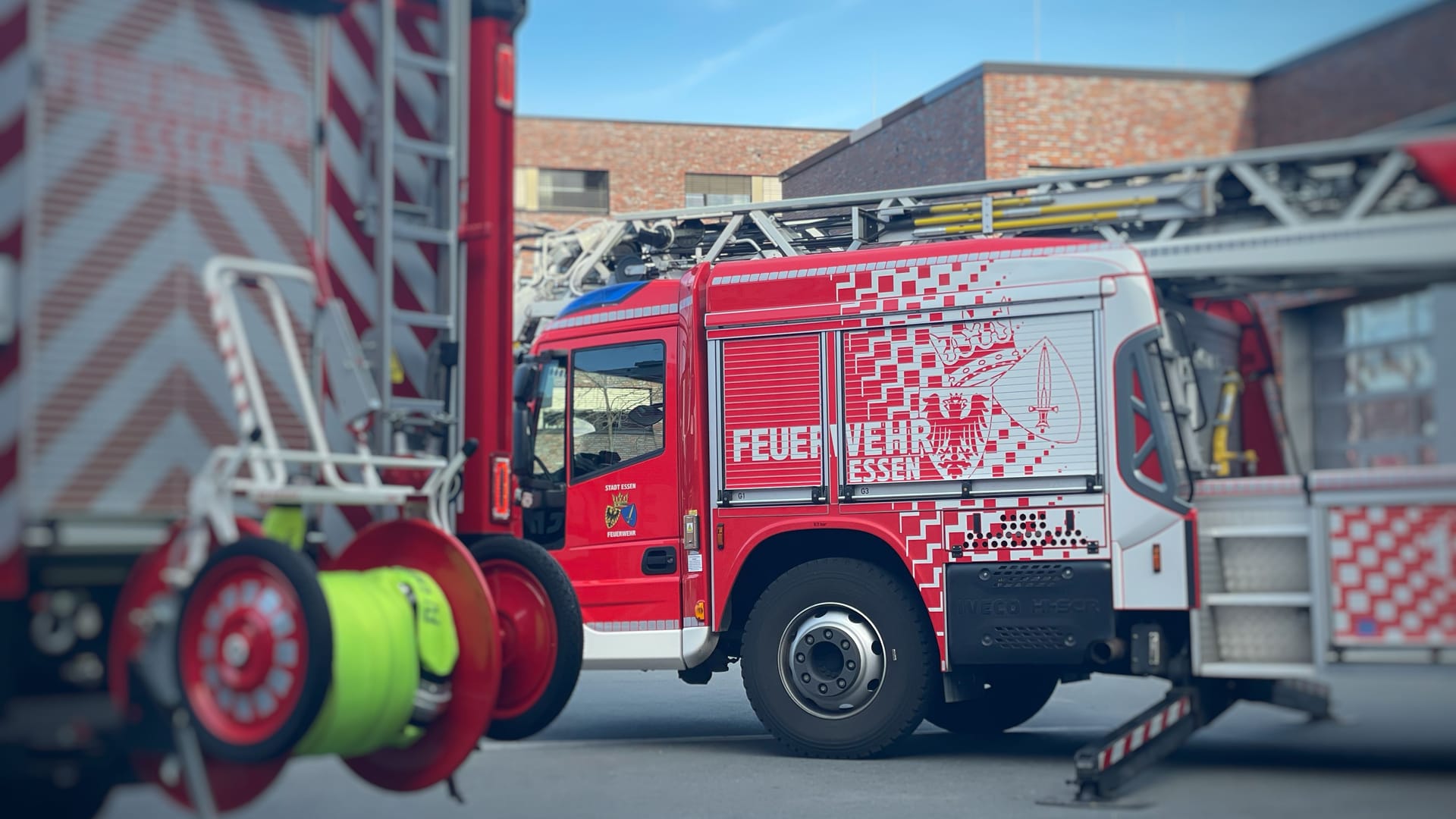 Fahrzeug der Feuerwehr Essen (Archivbild): Die Feuerwehr war mit 35 Einsatzkräften der Berufsfeuerwehr im Einsatz. Fahrzeug der Feuerwehr Essen (Archivbild): Die Feuerwehr war mit 35 Einsatzkräften der Berufsfeuerwehr im Einsatz.