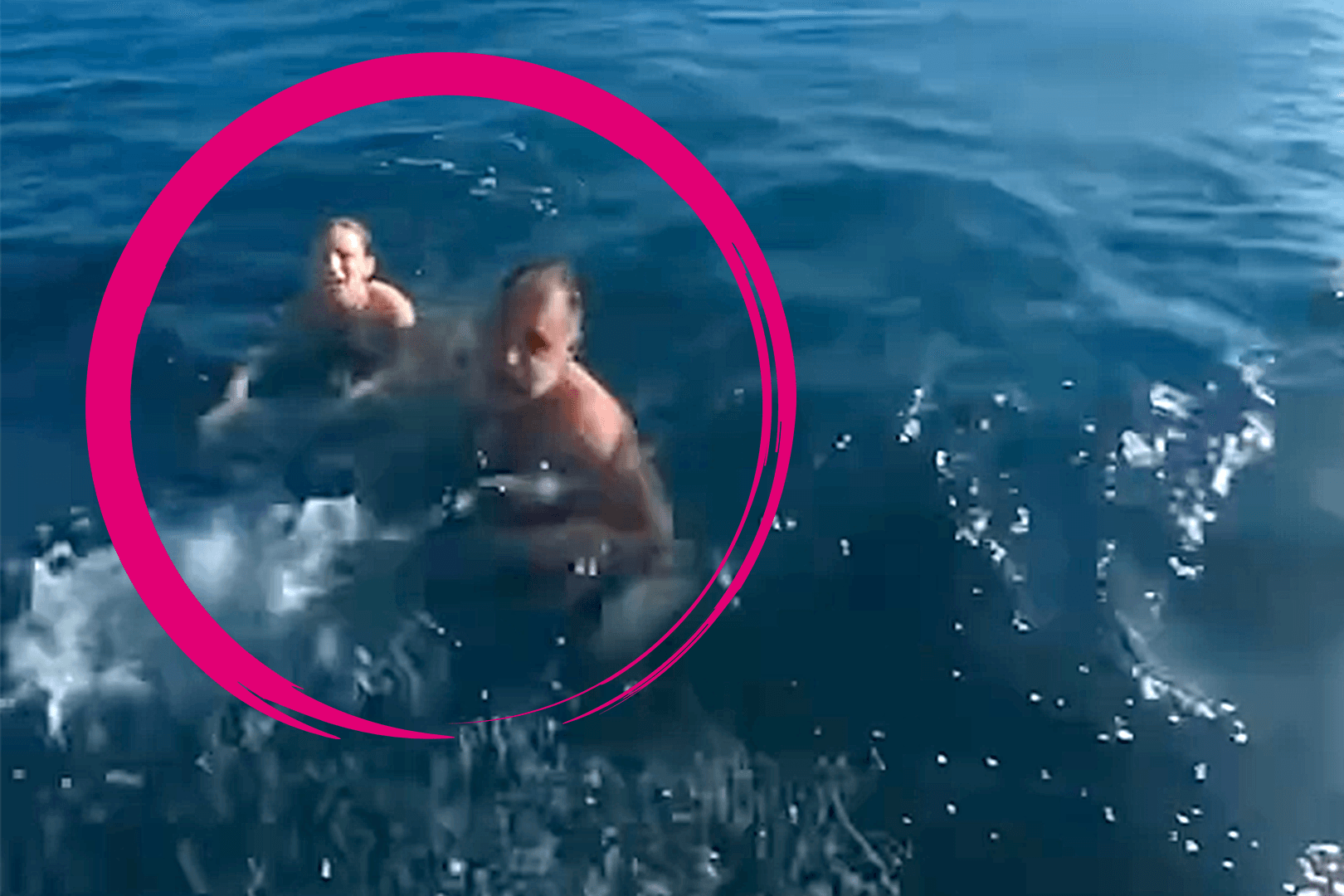 Ein Vater und seine zehnjährige Tochter treiben vor der Küste von Thessaloniki im offenen Meer