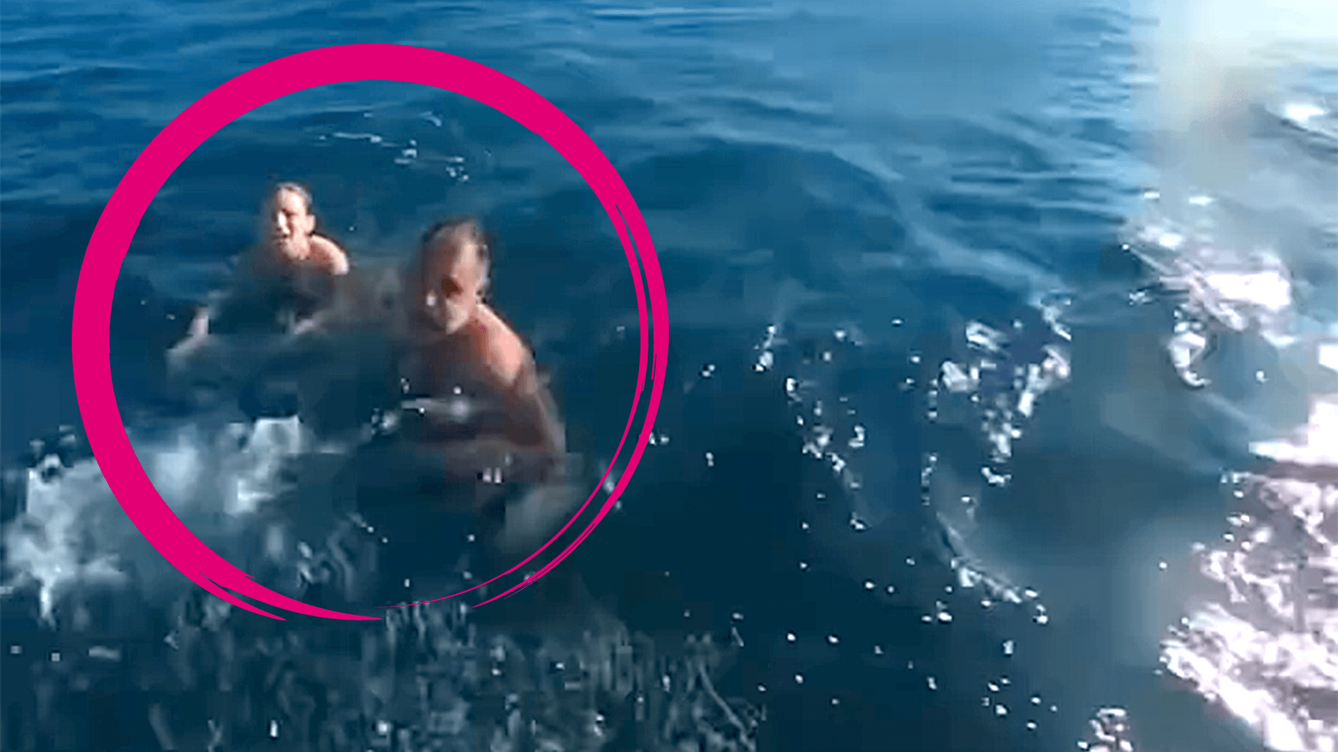 Ein Vater und seine zehnjährige Tochter treiben vor der Küste von Thessaloniki im offenen Meer