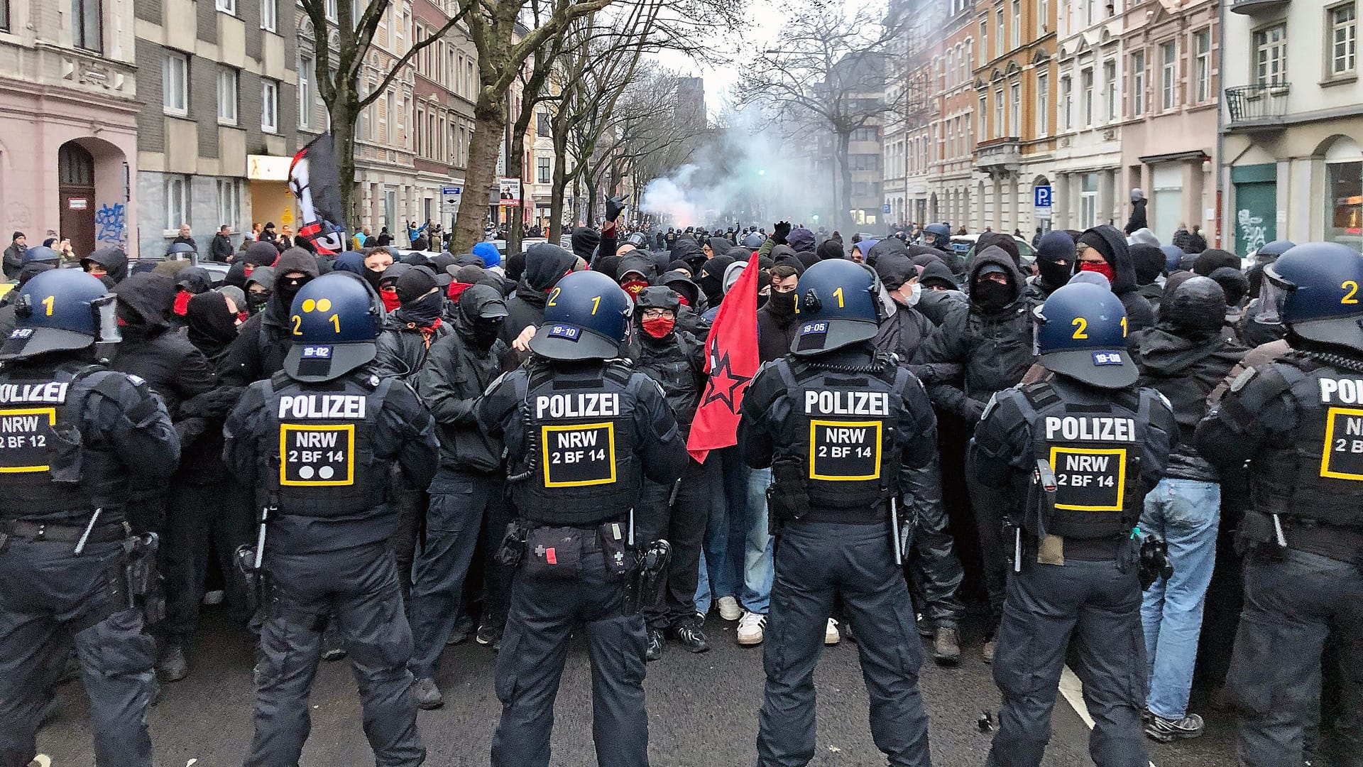 Kein Durchkommen: Am Adalbertsteinweg kesselte eine BFE Gegendemonstranten ein.