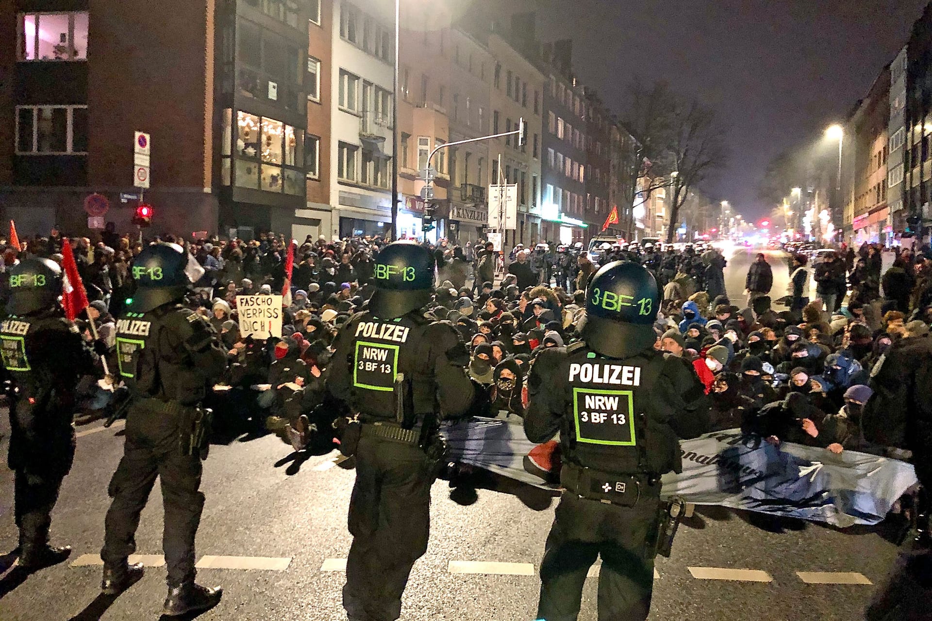 Straßenblockade von Gegendemonstranten bei der Neonazi-Demo im Januar: In der Folge gab es Ermittlungen gegen Polizeibeamte.
