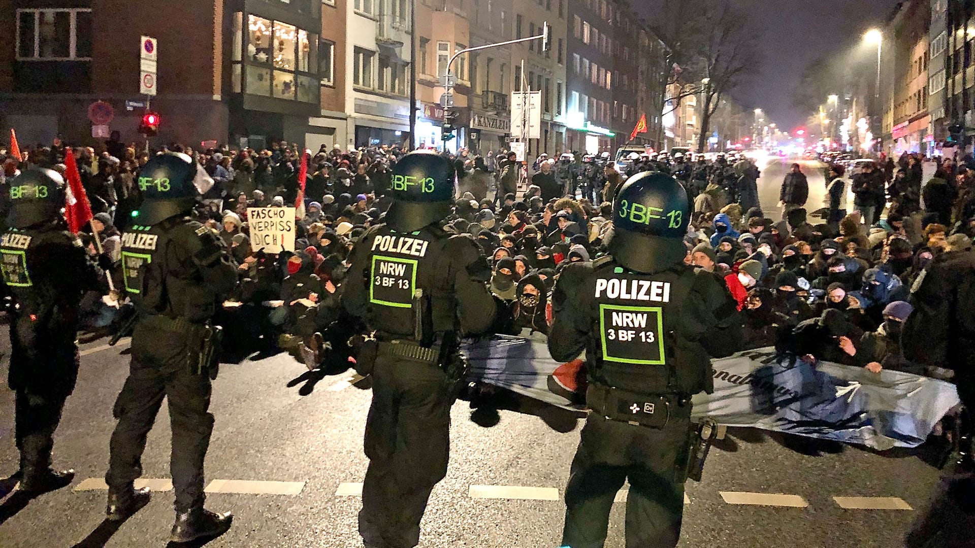 Straßenblockade von Gegendemonstranten bei der Neonazi-Demo im Januar: In der Folge gab es Ermittlungen gegen Polizeibeamte. Straßenblockade von Gegendemonstranten bei der Neonazi-Demo im Januar: In der Folge gab es Ermittlungen gegen Polizeibeamte.