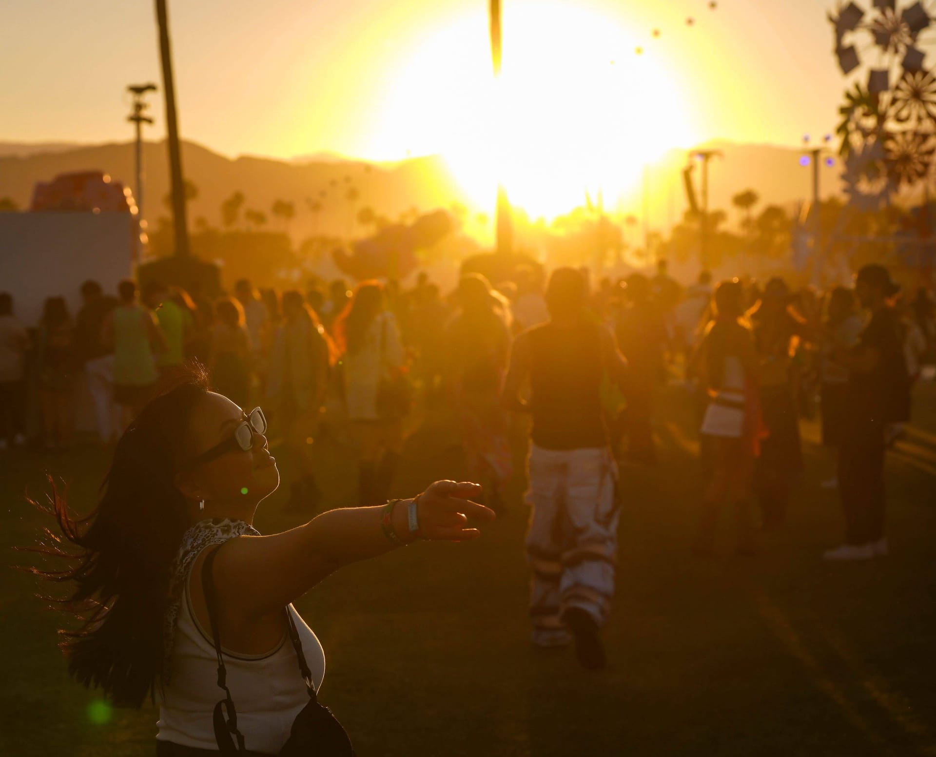 Coachella Valley: Festival-Gäste tanzen in der untergehenden Sonne.