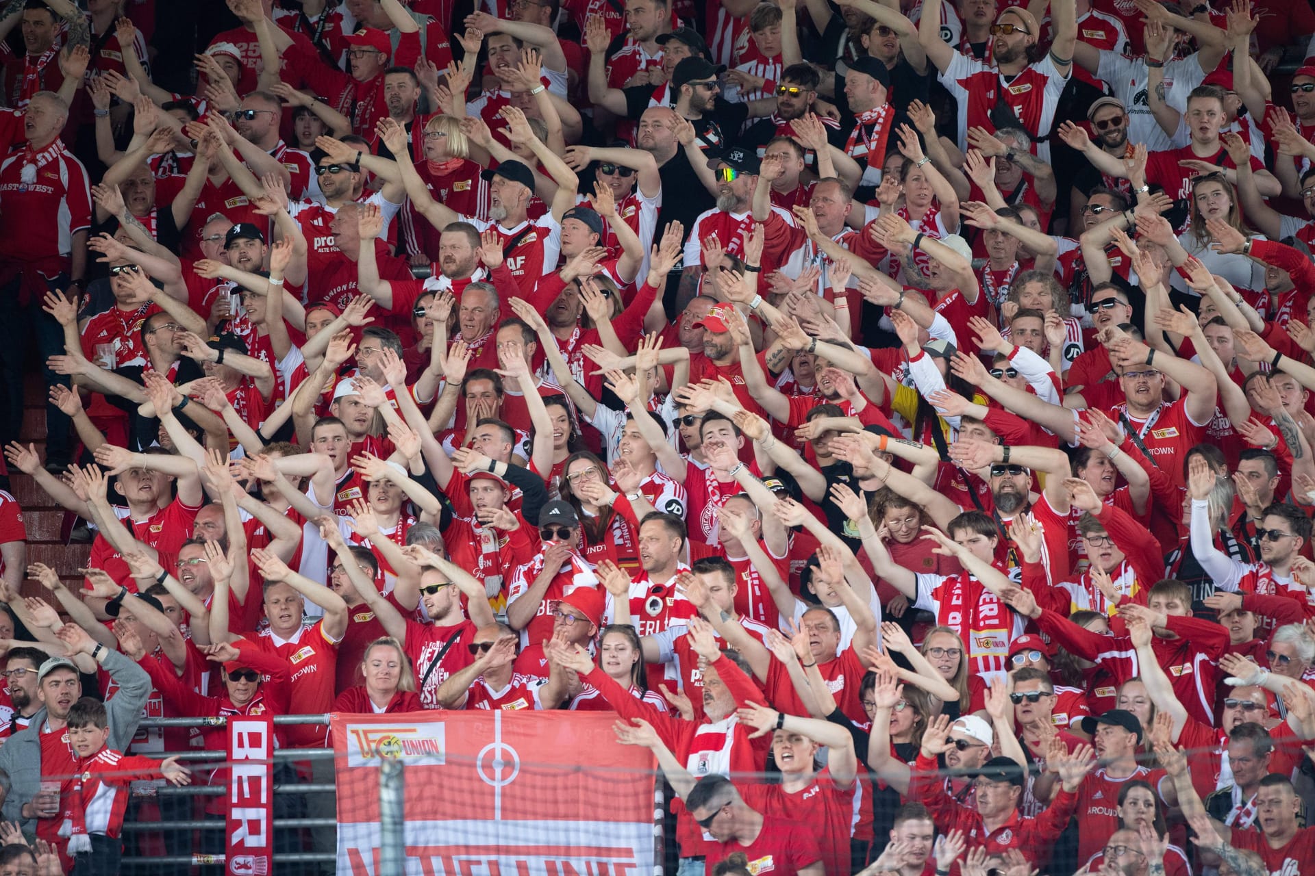 Fans von Union Berlin, Feature, Symbolfoto, Randmotiv, Fussball 1. Bundesliga, 31. Spieltag, VfL Bochum BO - FC Union Berlin UB 1-1 am 27.04.2025, Vonovia Ruhrstadion Bochum / Deutschland. DFL regulations prohibit any use of photographs as image sequences and/or quasi-vide
