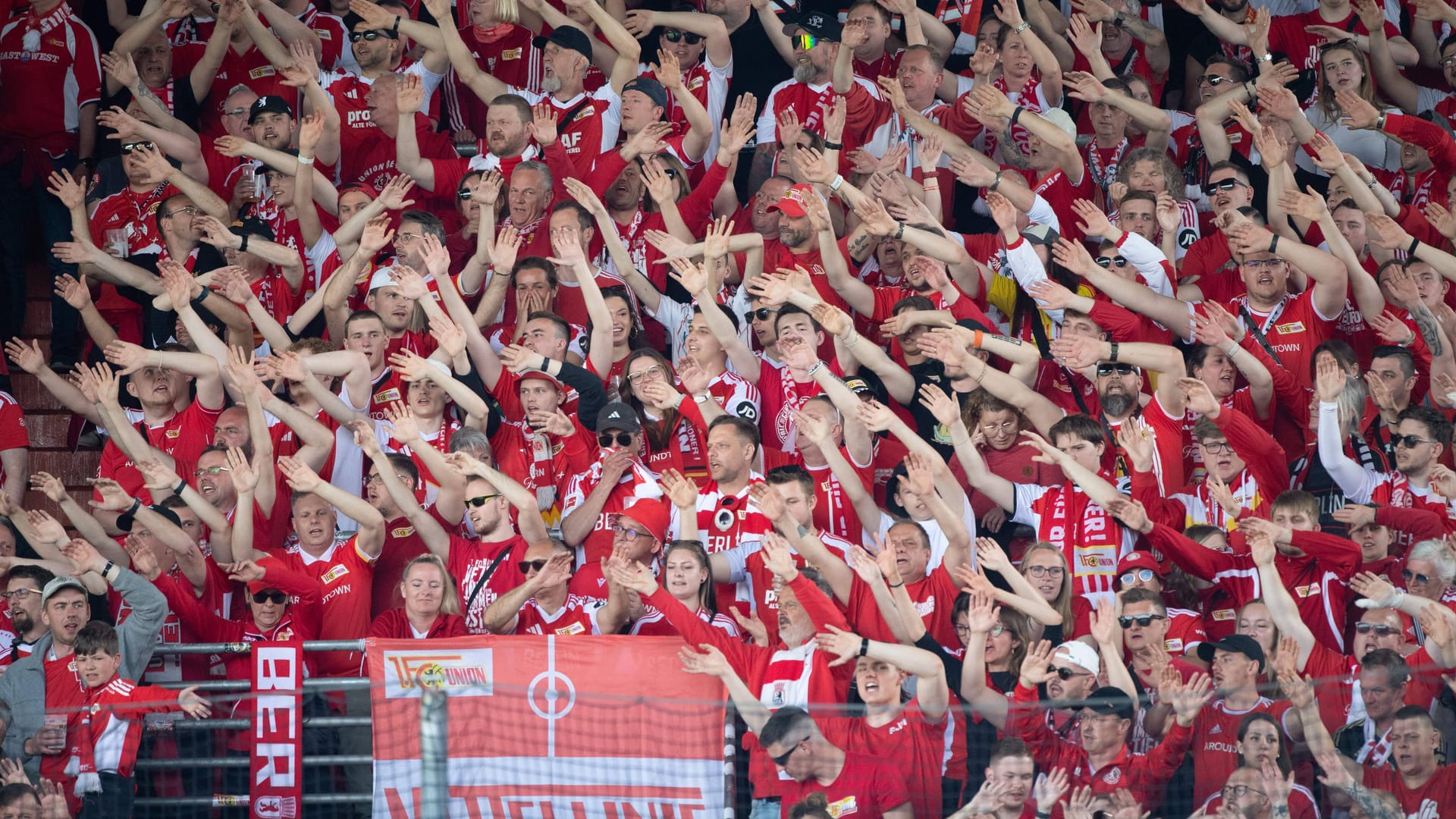 Fans von Union Berlin, Feature, Symbolfoto, Randmotiv, Fussball 1. Bundesliga, 31. Spieltag, VfL Bochum BO - FC Union Berlin UB 1-1 am 27.04.2025, Vonovia Ruhrstadion Bochum / Deutschland. DFL regulations prohibit any use of photographs as image sequences and/or quasi-vide Fans von Union Berlin, Feature, Symbolfoto, Randmotiv, Fussball 1. Bundesliga, 31. Spieltag, VfL Bochum BO - FC Union Berlin UB 1-1 am 27.04.2025, Vonovia Ruhrstadion Bochum / Deutschland. DFL regulations prohibit any use of photographs as image sequences and/or quasi-vide